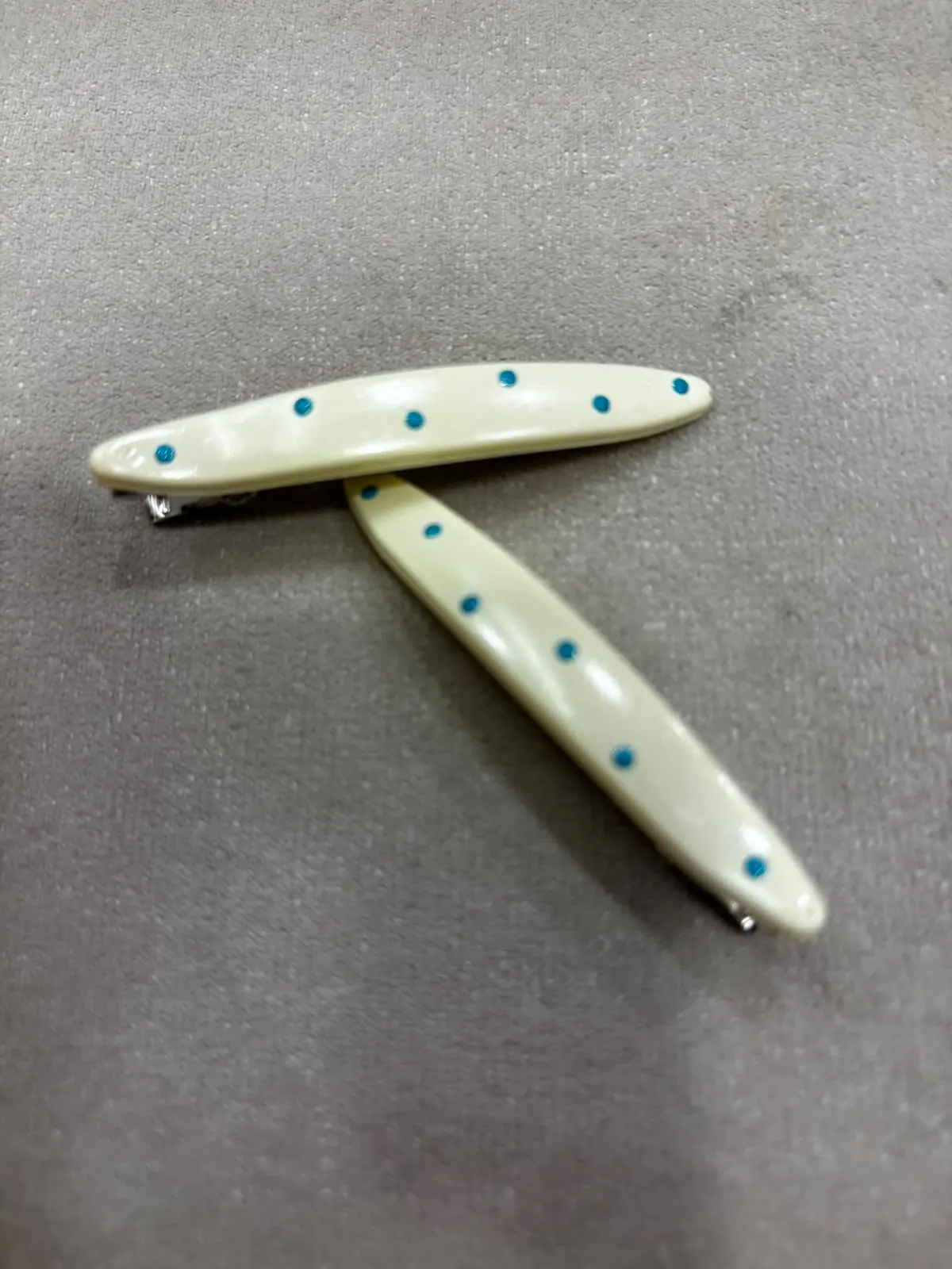 2 Pinza finas color beis con puntos celeste