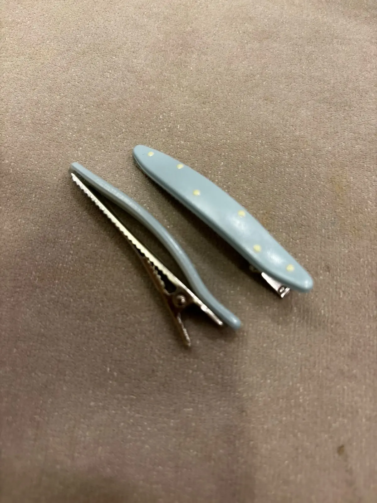 2 Pinza finas color celeste con puntos beis