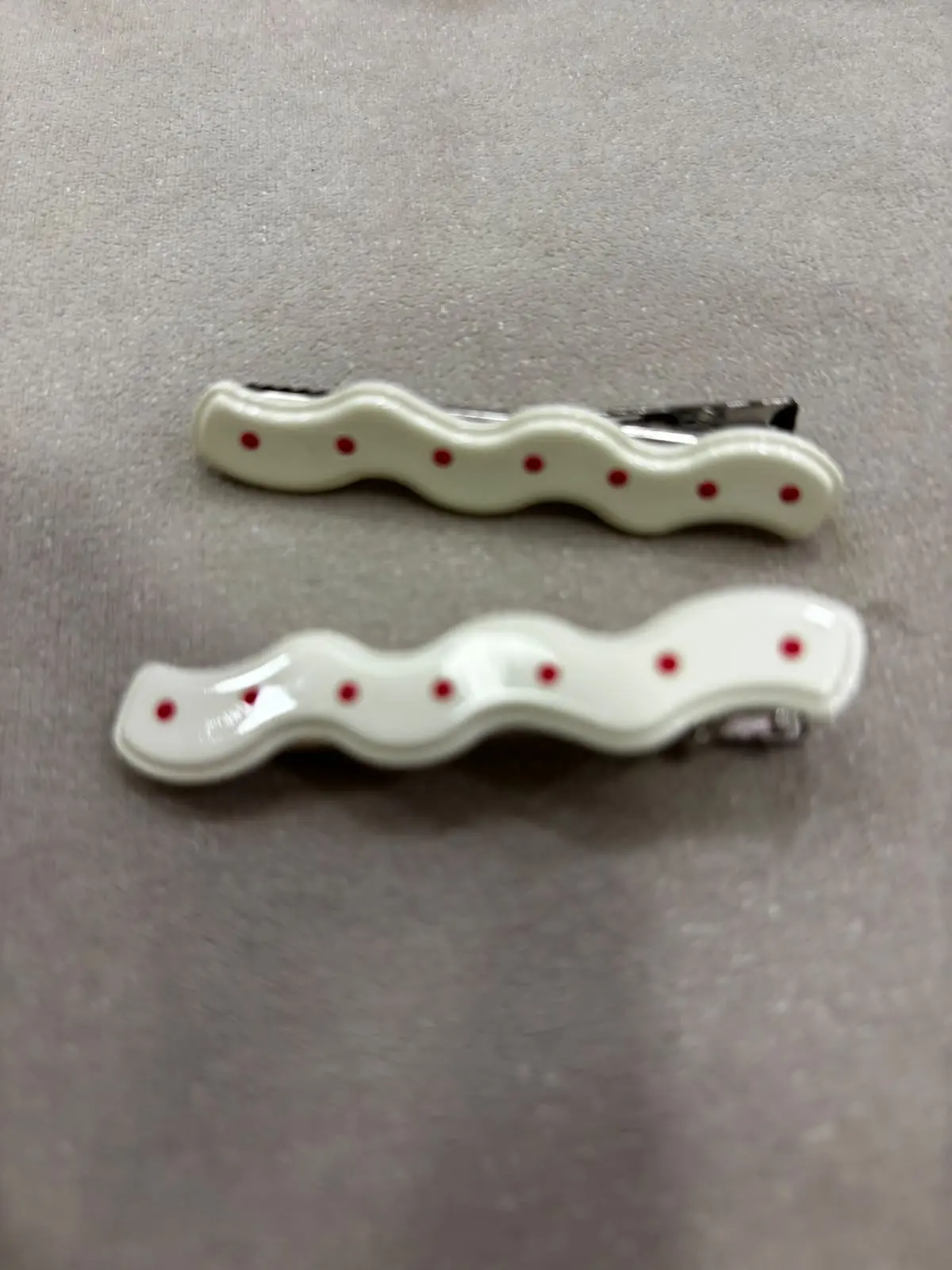 2 Horquillas zic zac beis con puntos rojos