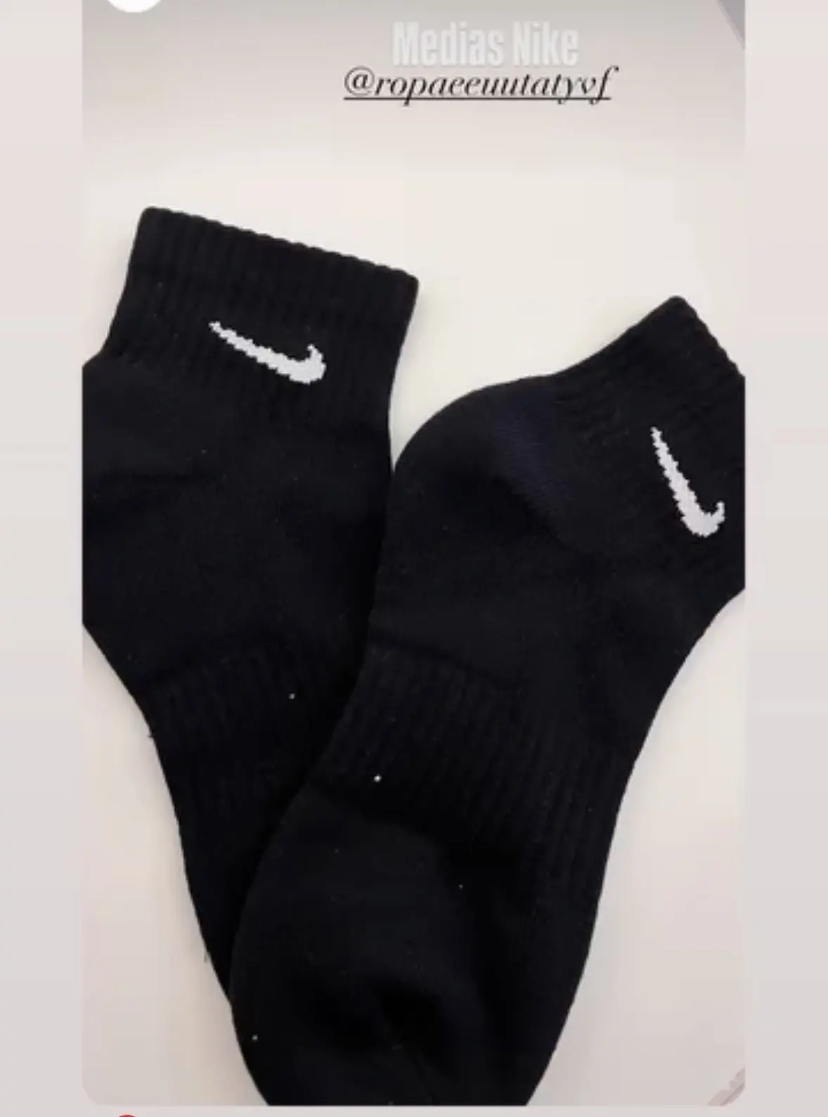 MEDIAS PARES NIKE 1 BLANCA 1 NEGRAS CADA UNA