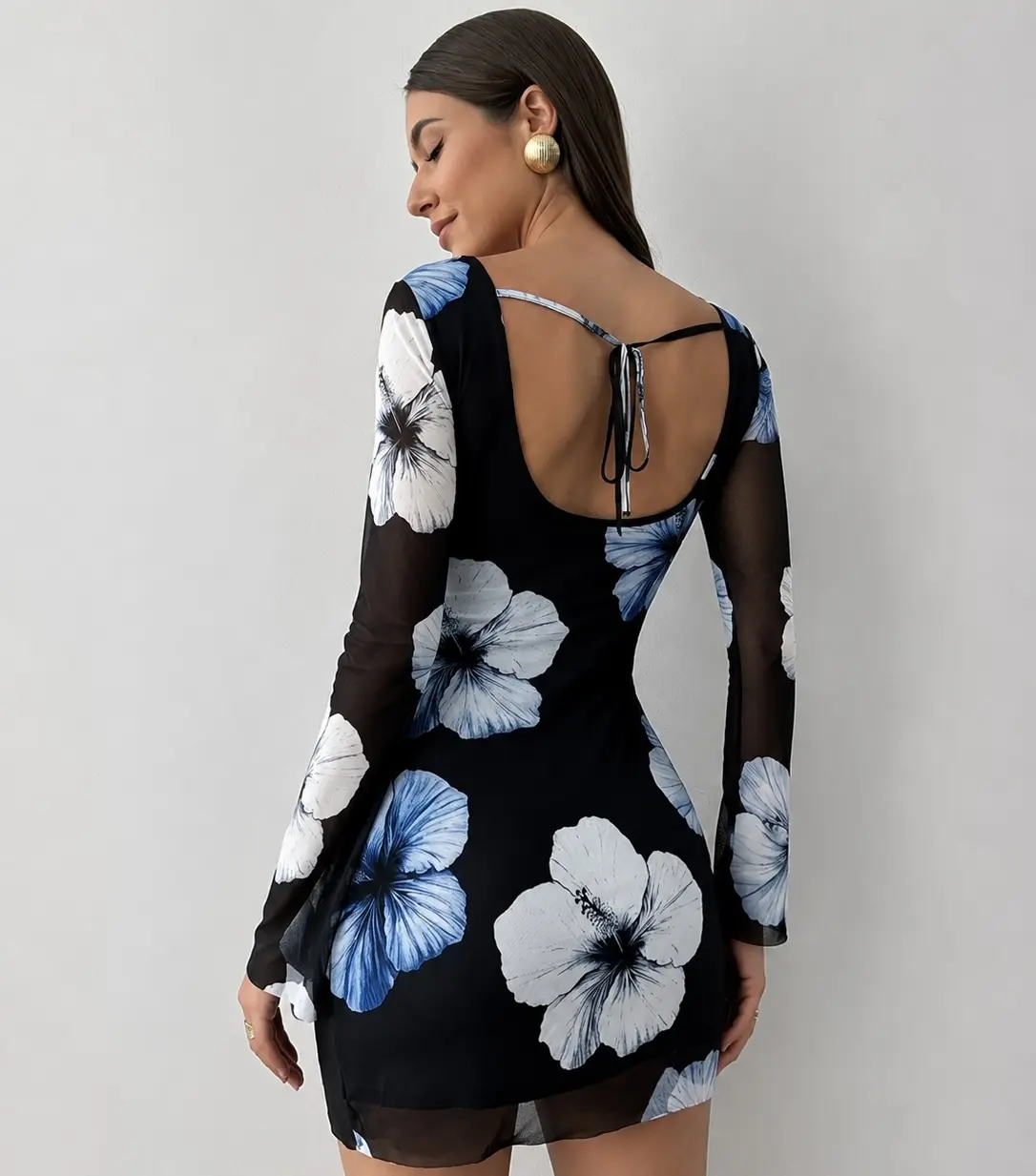 vestido negro corto mangas largas con flores celeste
