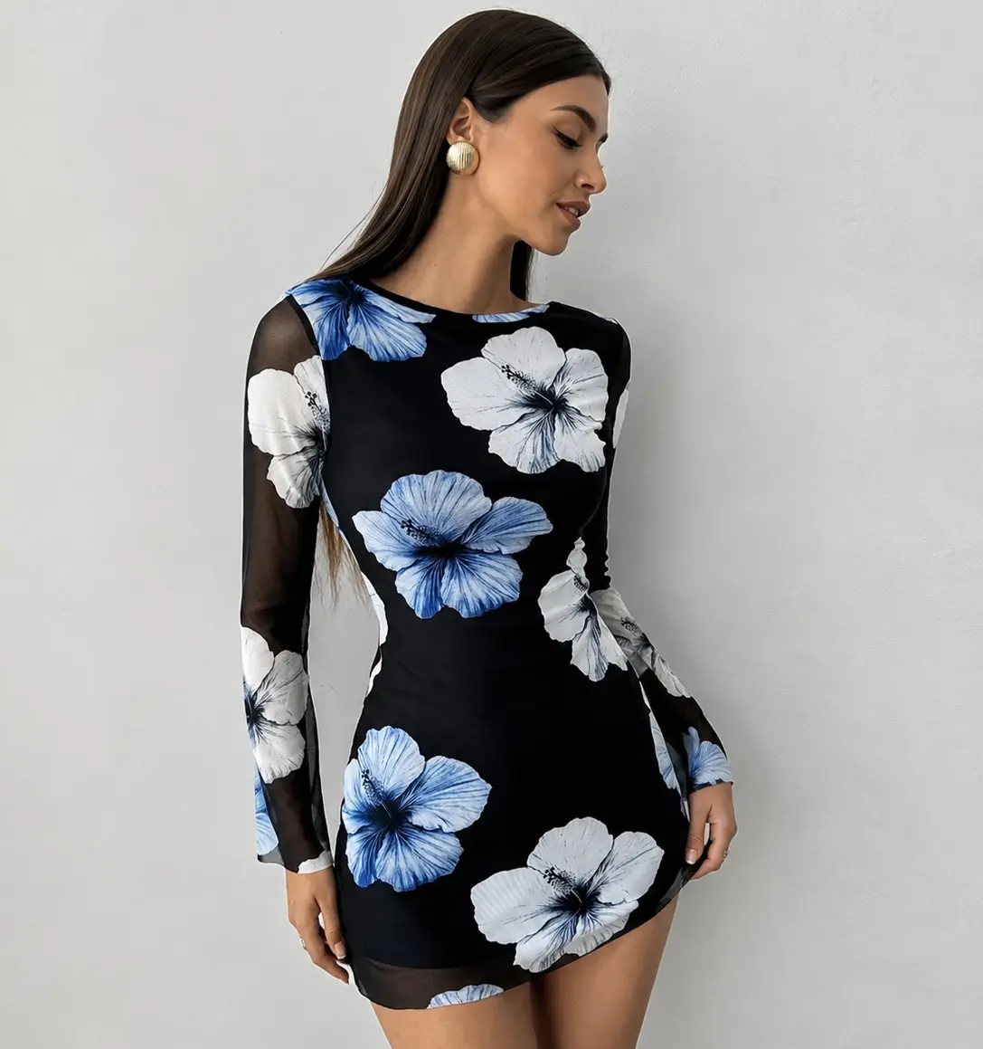 vestido negro corto mangas largas con flores celeste