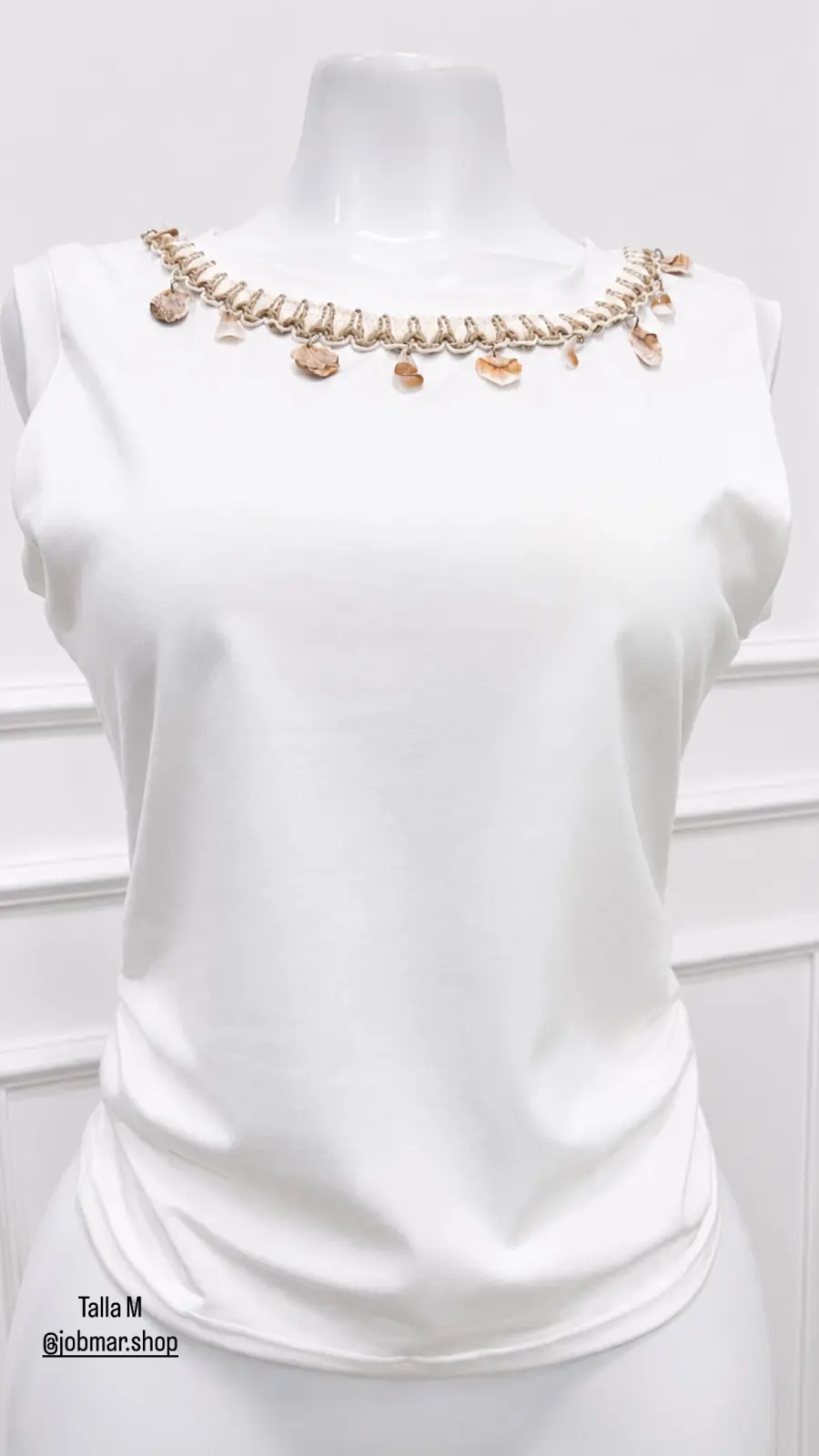 Blusa / top blanca con conchas de mar encrustradas en el cuello
