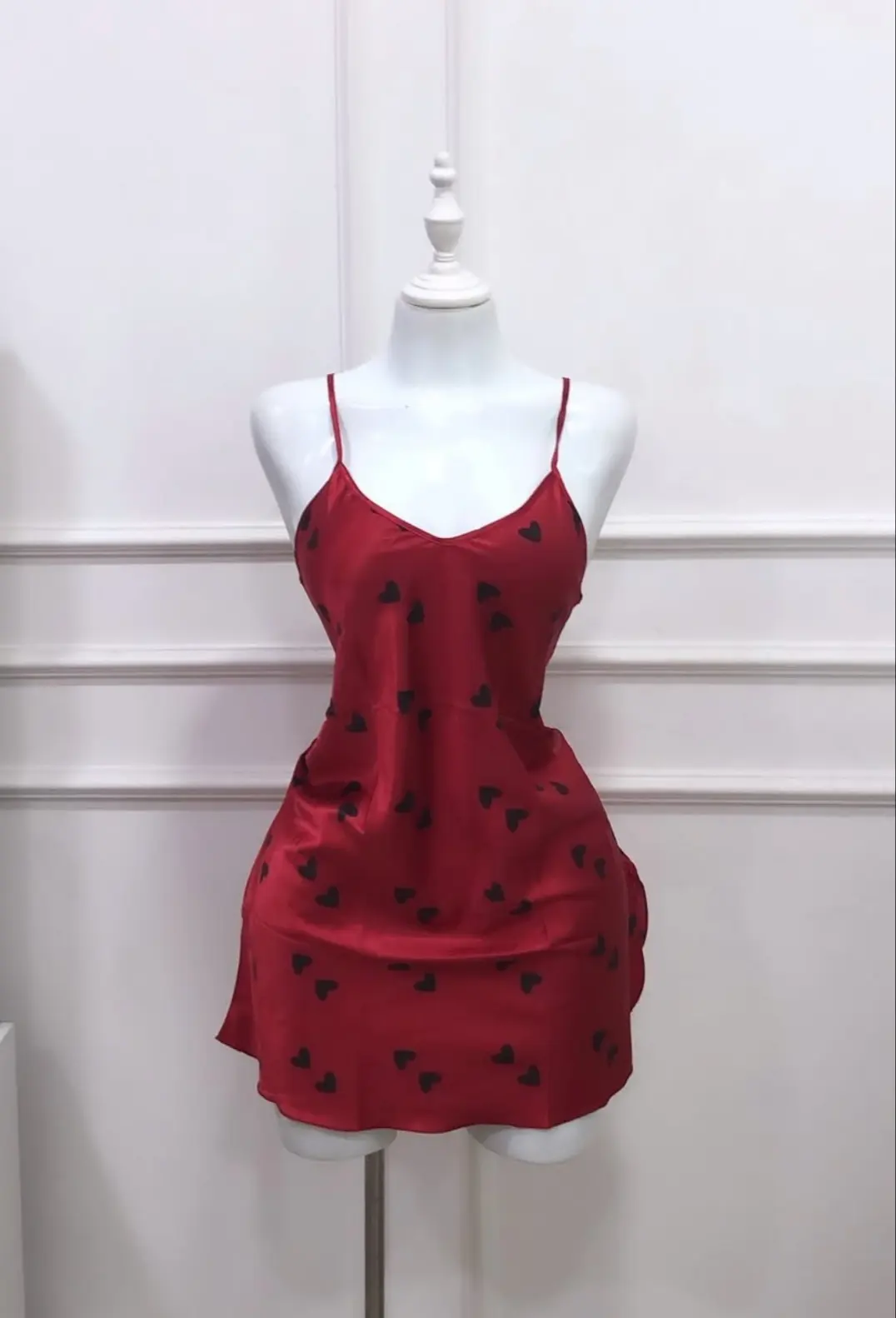 Babydoll con cuello en V color rojo, detalle de corazones negros, talla "M"