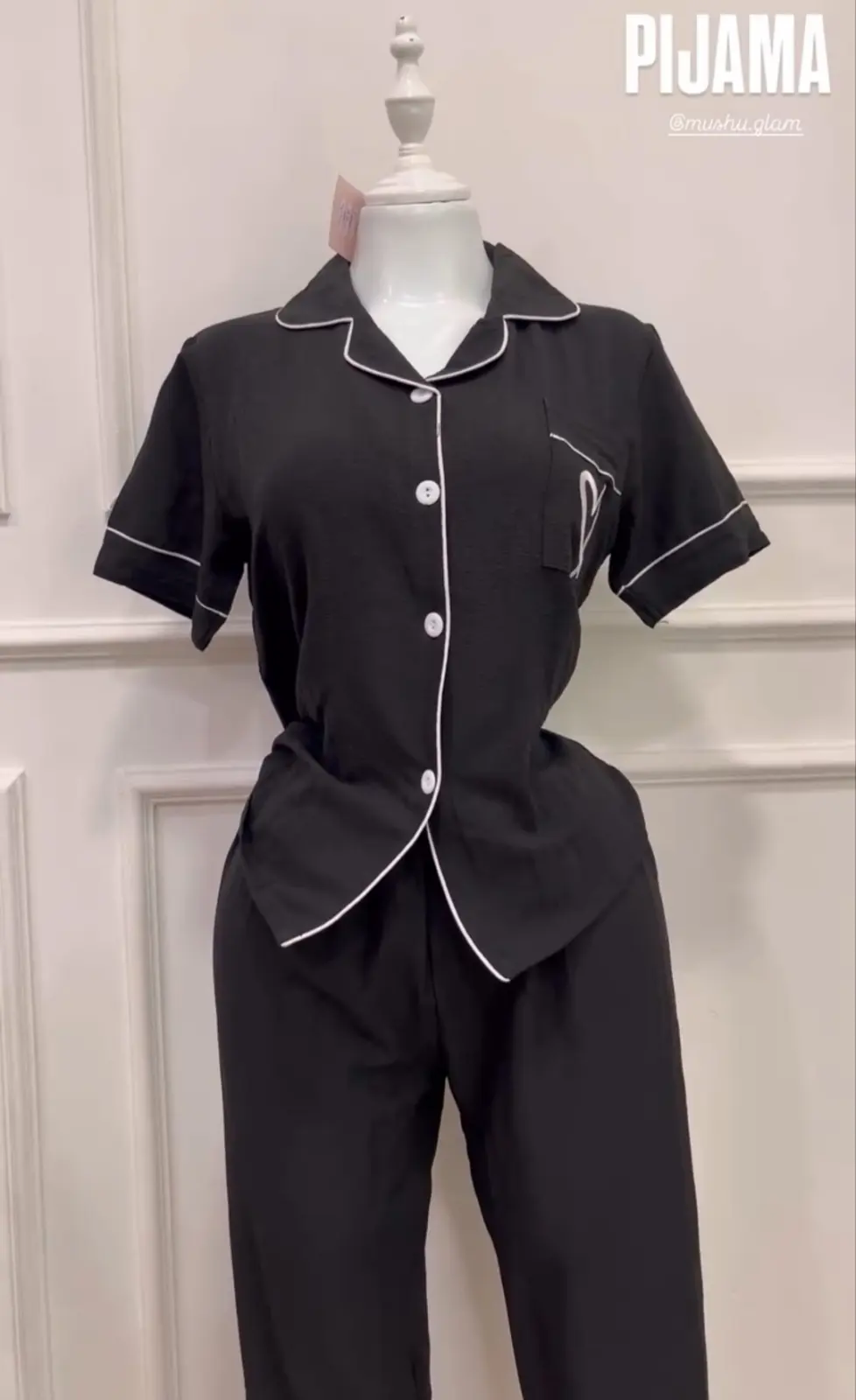 Pijama pantalon largo negra de dos piezas con detalles blancos y corazón bordado  talla "M"