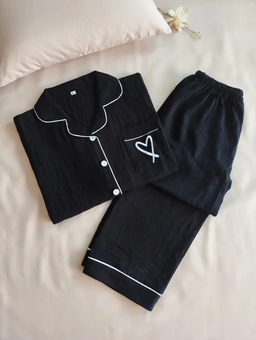 Pijama pantalon largo negra de dos piezas con detalles blancos y corazón bordado  talla "M"