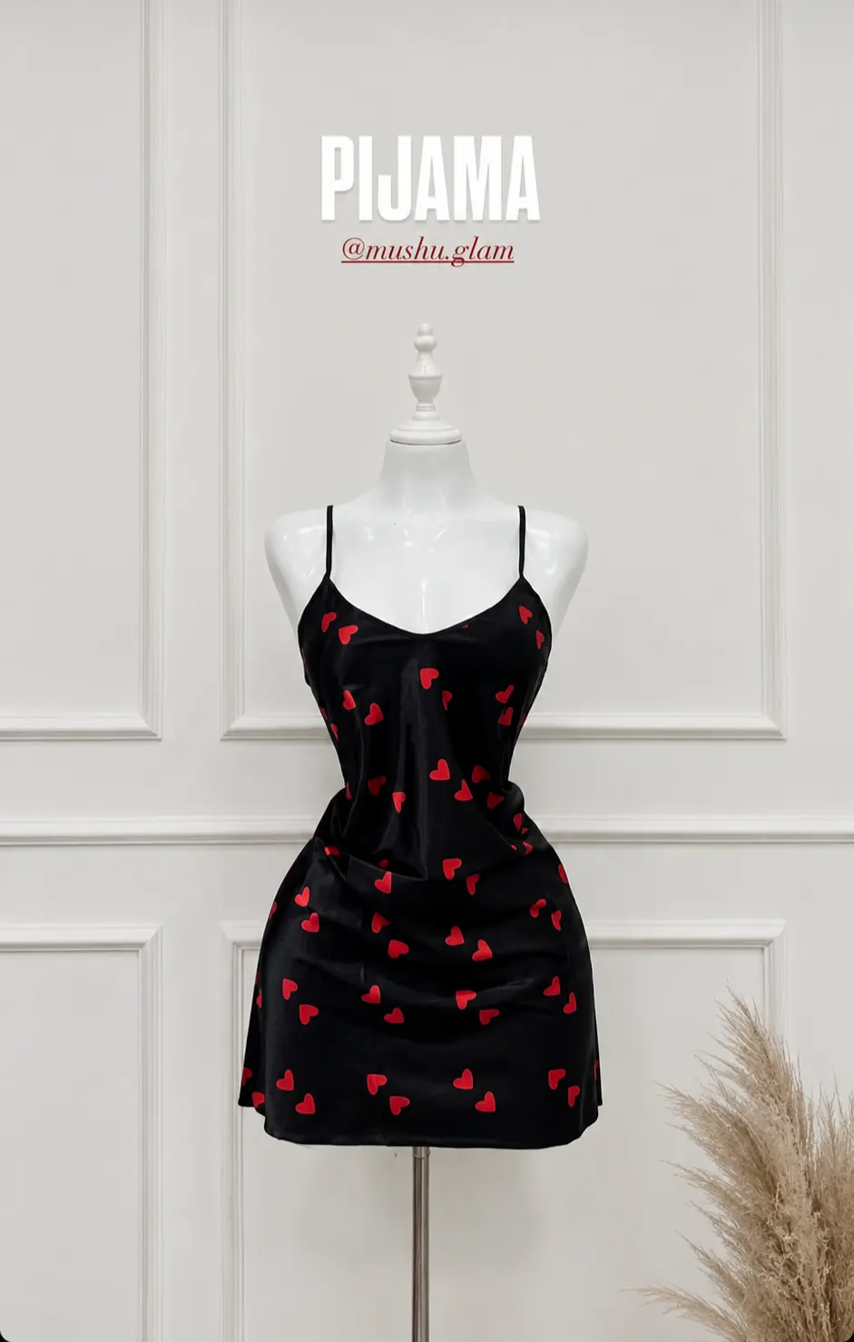 Babydoll con cuello en V color negro, detalle de corazones rojos, talla "M"