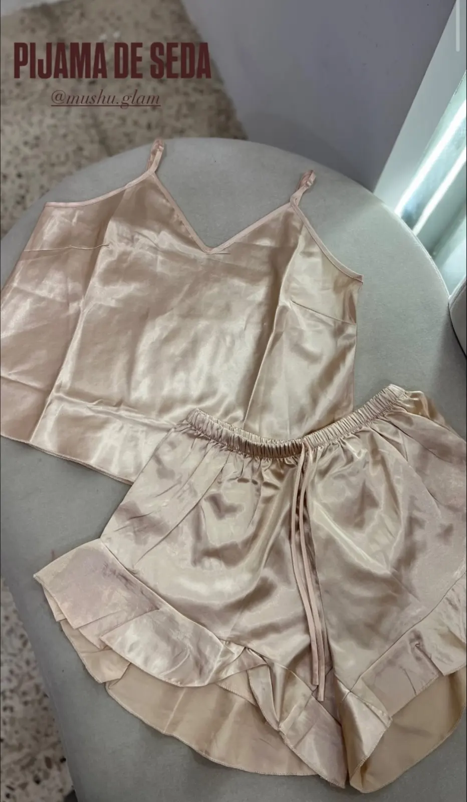 Pijama short y tirantes tipo seda color beige talla "M"