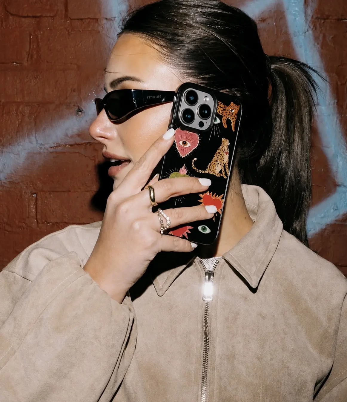 IPHONE CASE 16 PRO MAX NEGRO DISEÑO LEOPARDOS Y CORAZONES