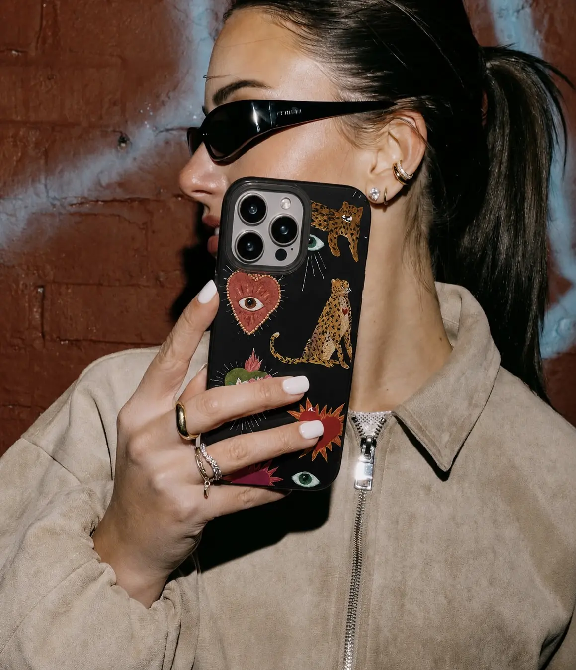 IPHONE CASE 16 PRO MAX NEGRO DISEÑO LEOPARDOS Y CORAZONES