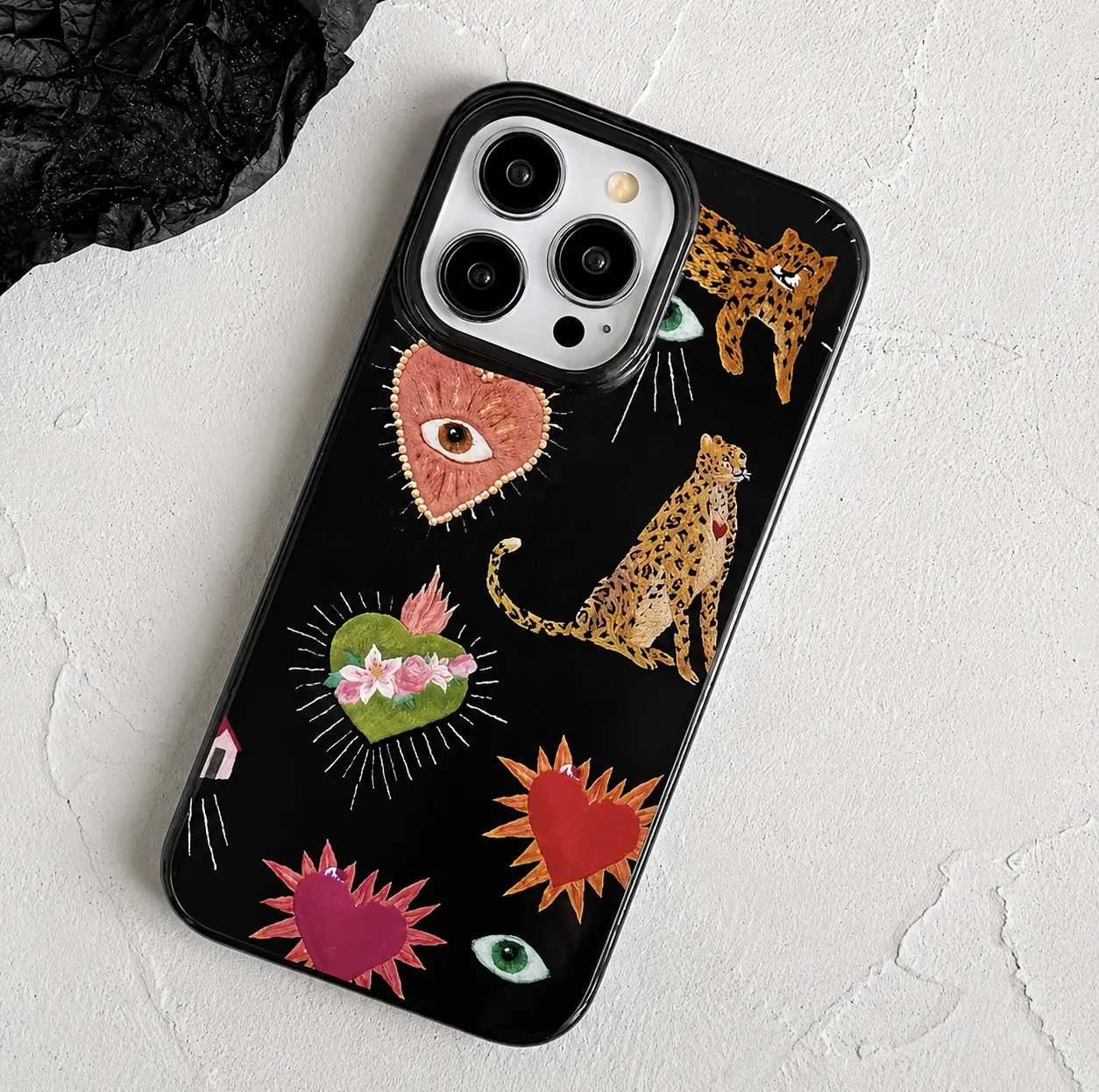 IPHONE CASE 16 PRO MAX NEGRO DISEÑO LEOPARDOS Y CORAZONES