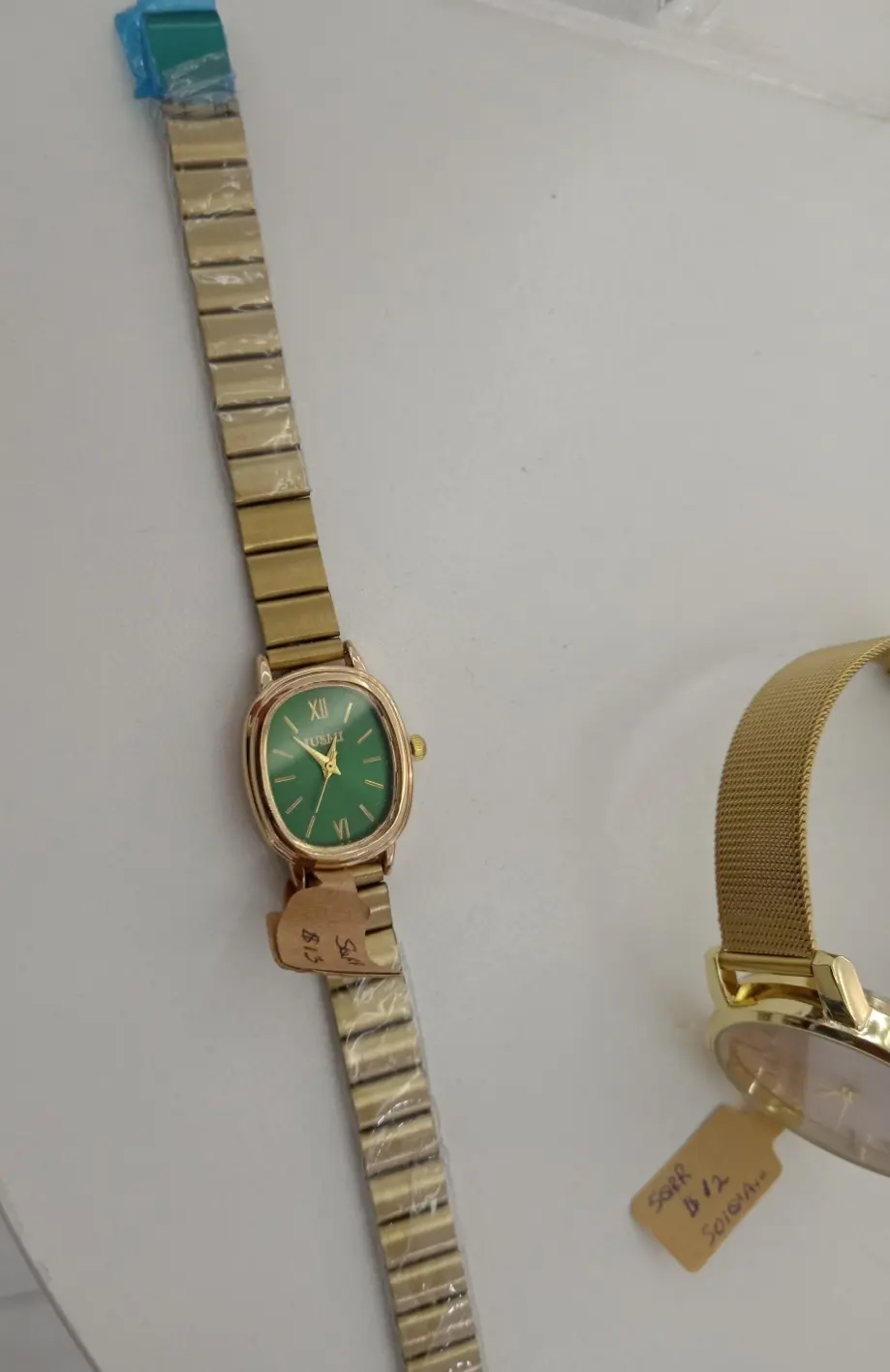 Reloj dorado más verde