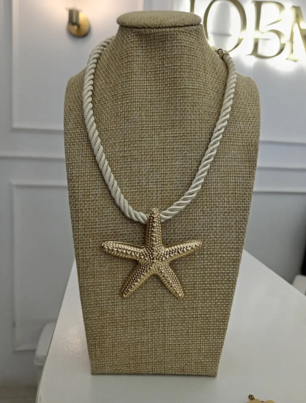 Collar de cuerda y estrellas