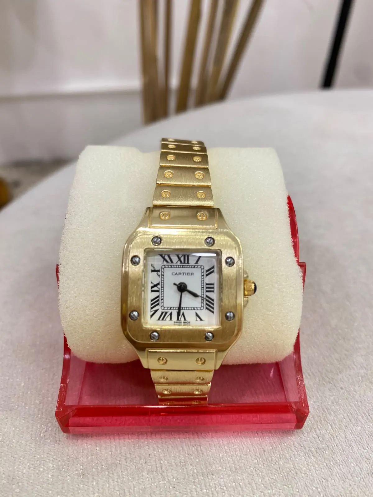 Reloj dorado cartier