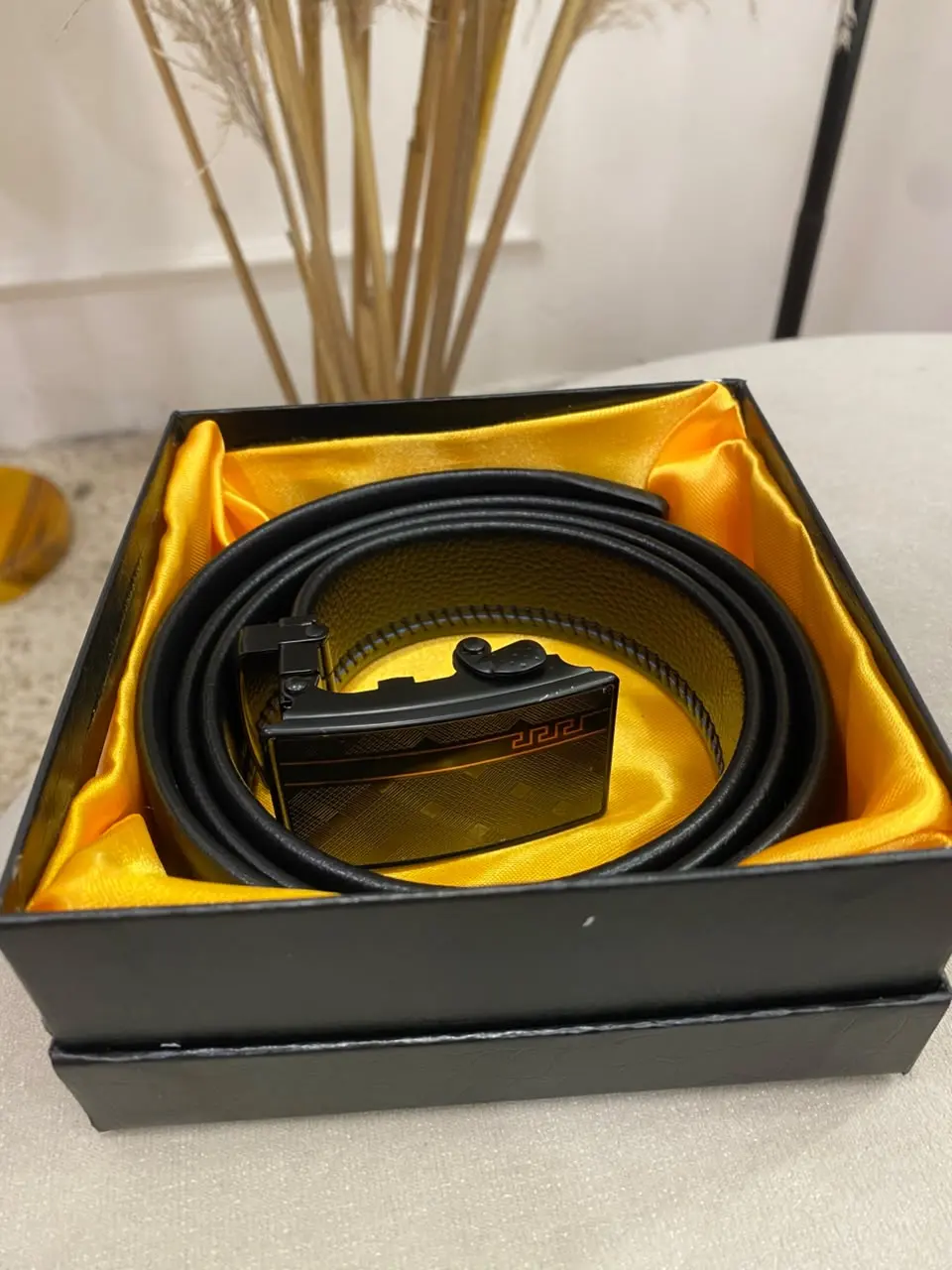cinturón negro hombre hebilla líneas