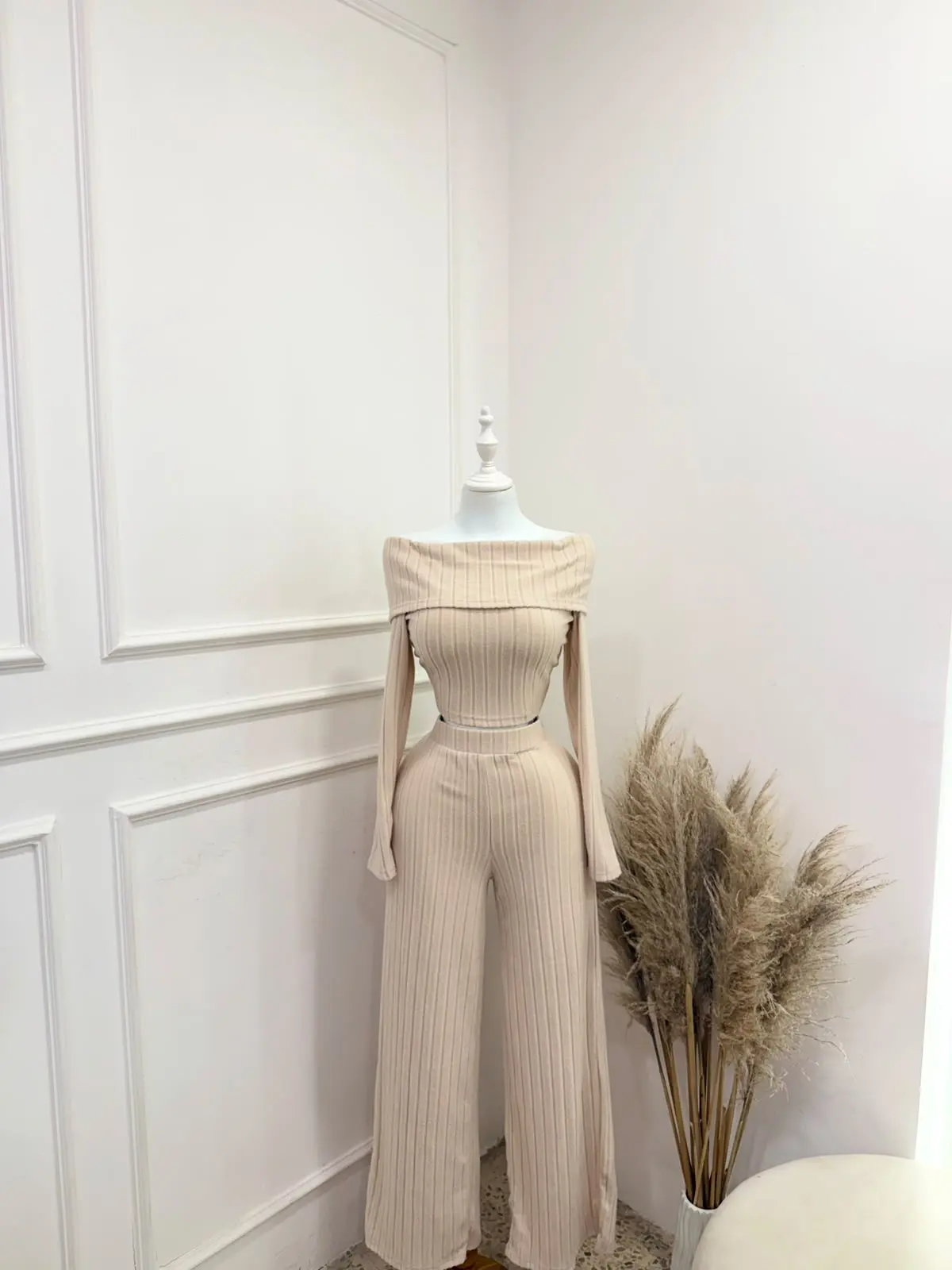 Conjunto pantalón y buzo beige