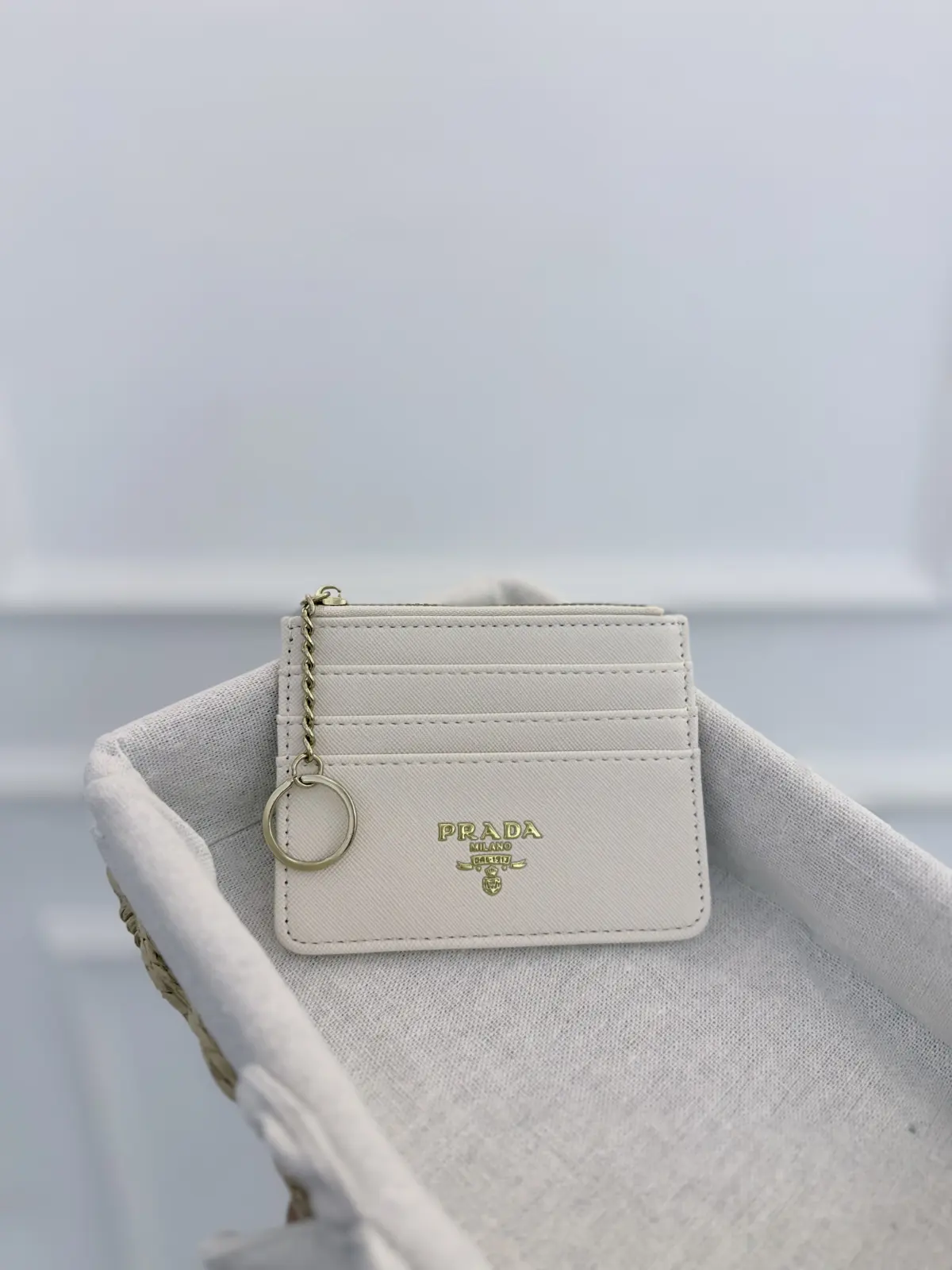 Tarjetero Prada beige