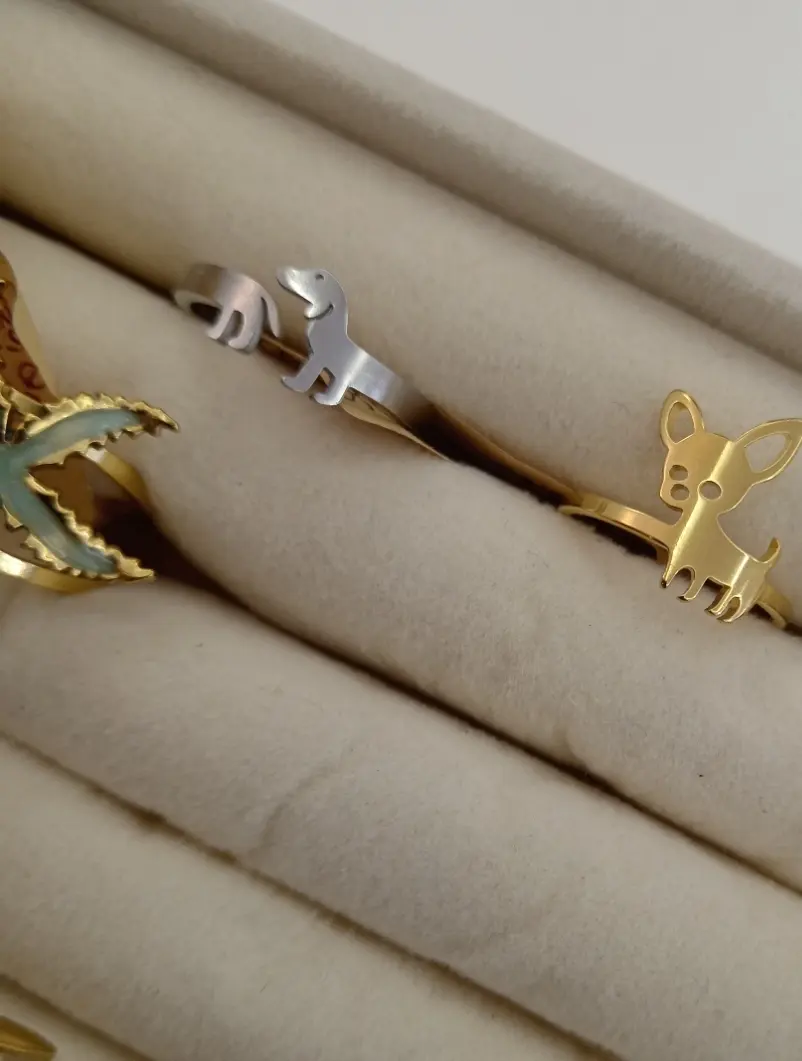 Anillo perrito salchicha plateado