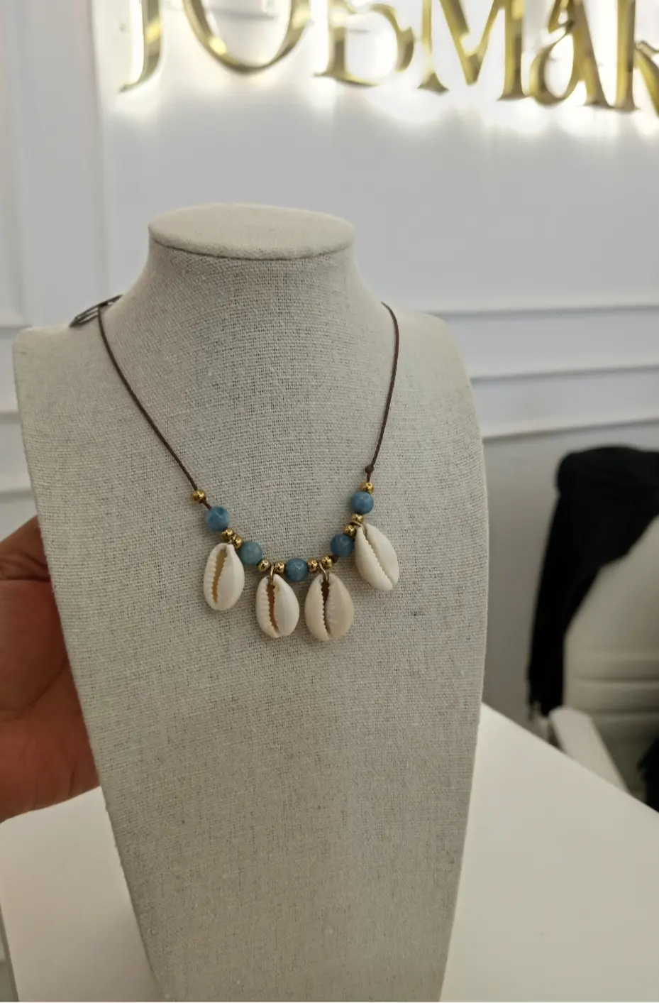 COLLAR DE PIOLA CON DIJES CONCHAS