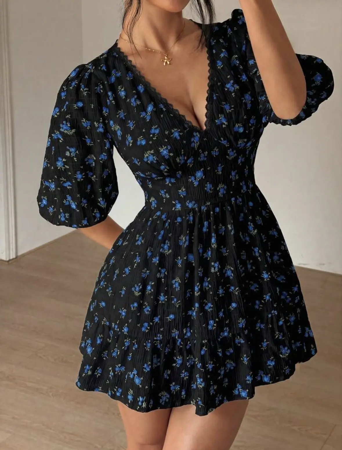 Vestido estilo coquete negro con flores azules cuello en v con encaje Talla Xs