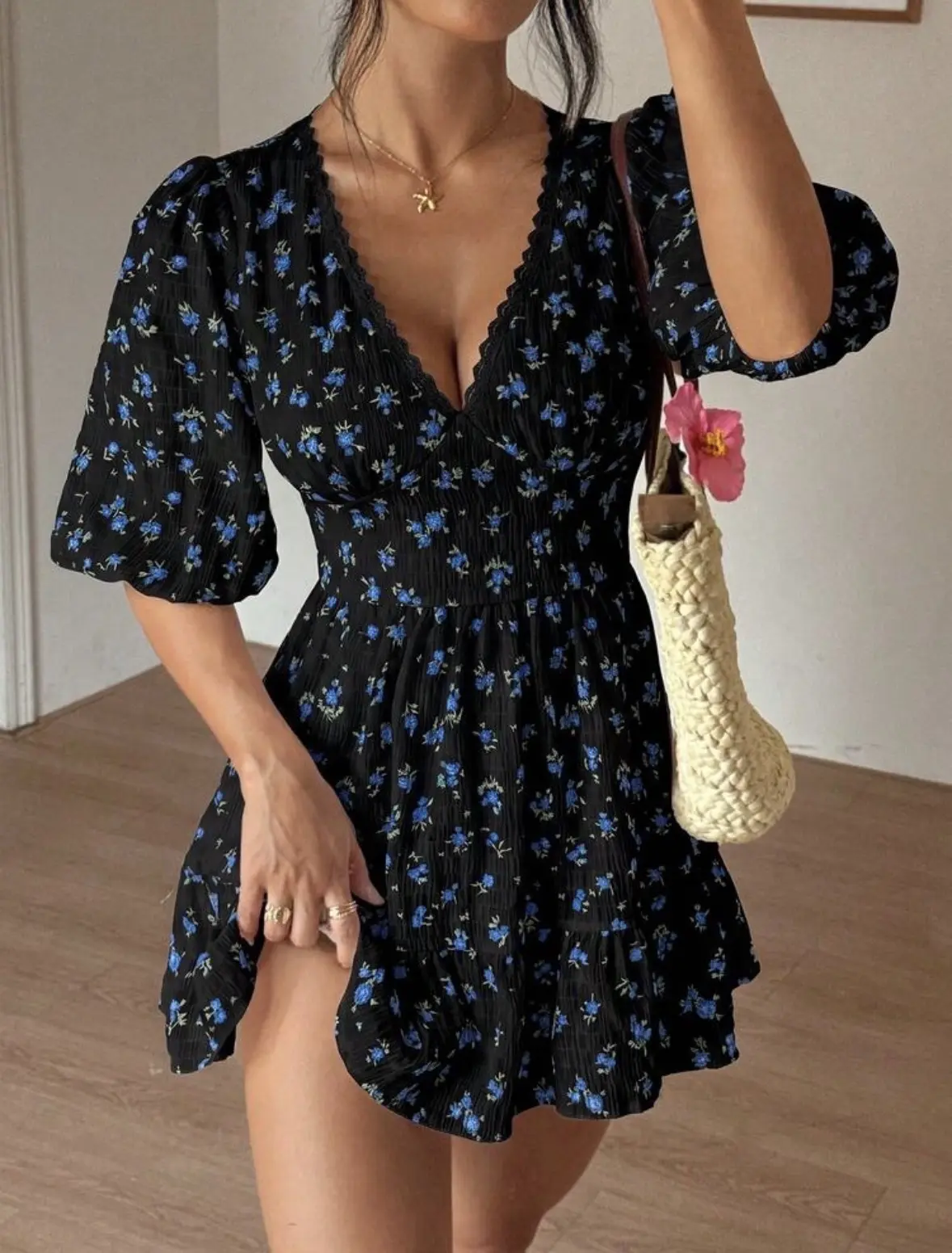 Vestido estilo coquete negro con flores azules cuello en v con encaje Talla Xs