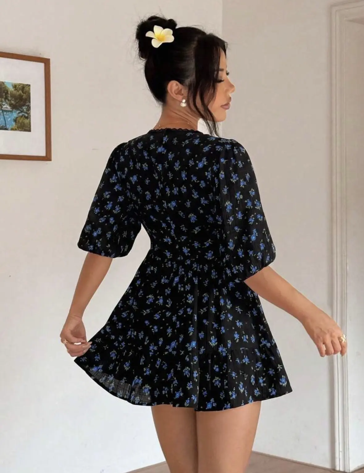 Vestido estilo coquete negro con flores azules cuello en v con encaje Talla Xs