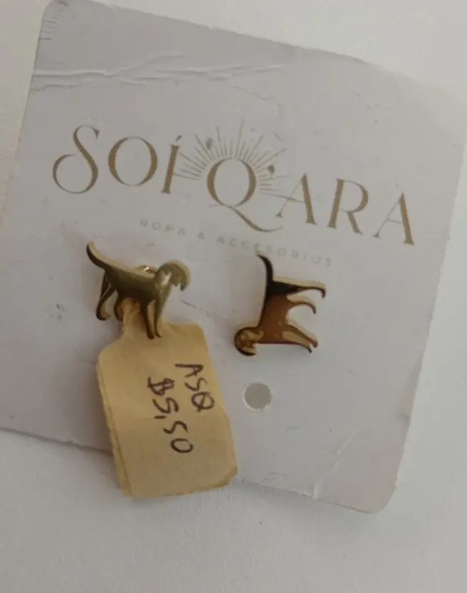 aretes de perrito dorado