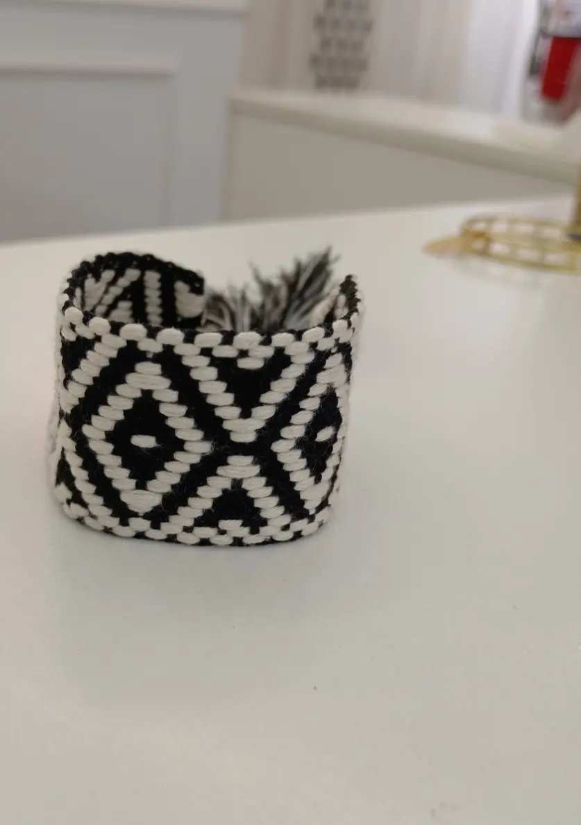 Pulsera de tela tejida