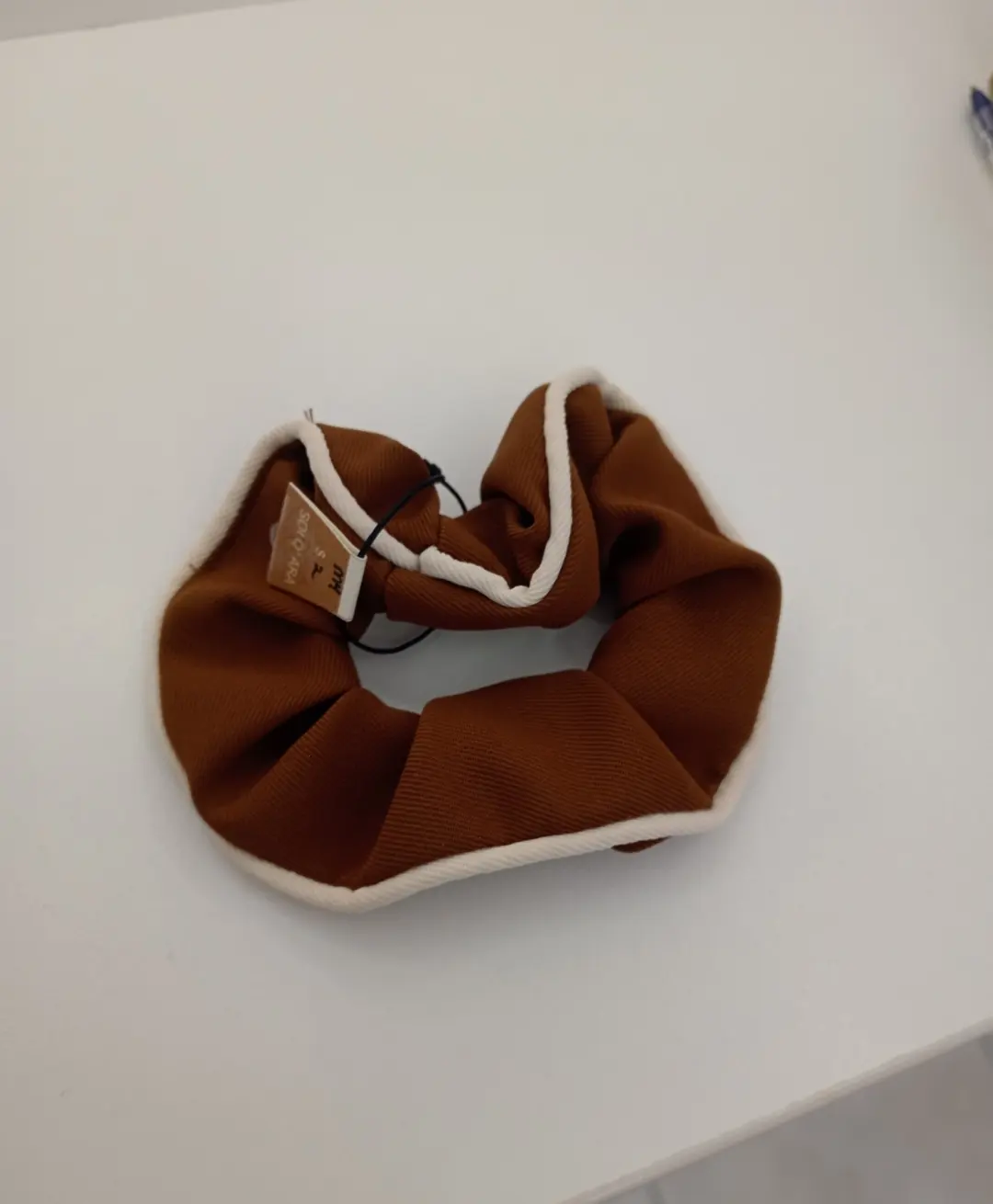 Moño M4 café con bodes crema