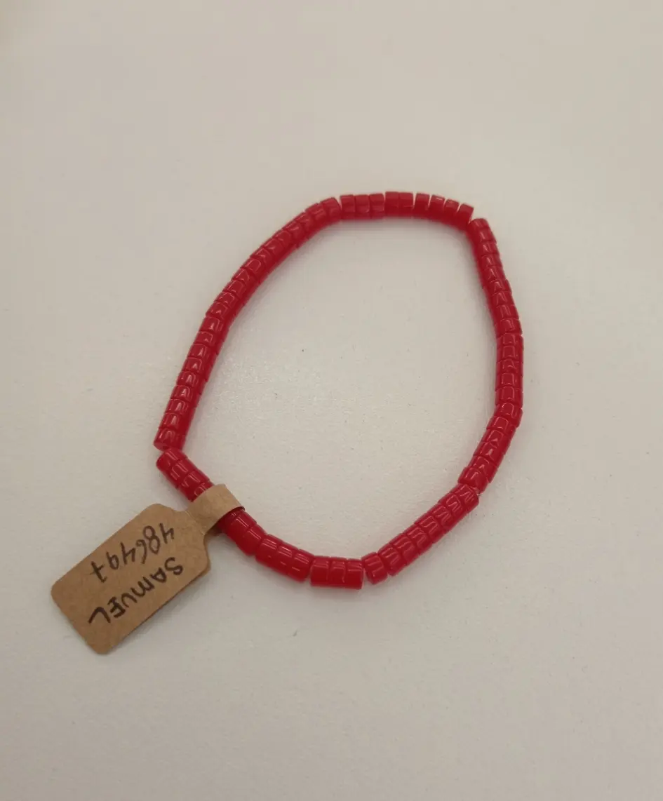 pulsera roja piedra cubo