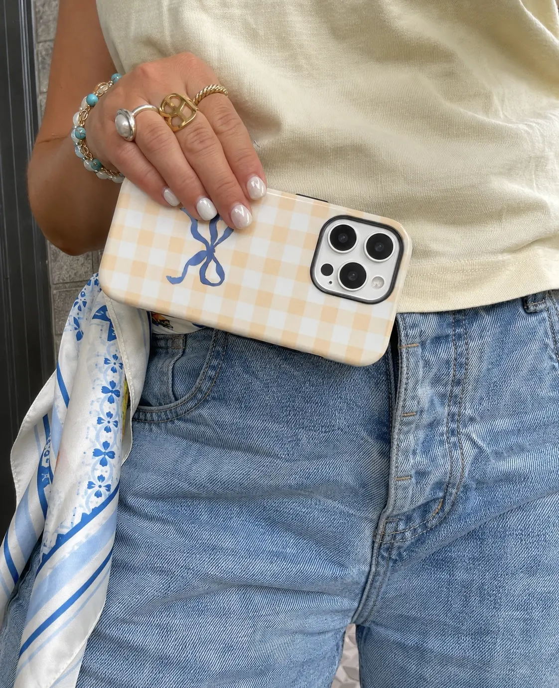 IPHONE CASE 16 PRO DOBLE AMARILLO DISEÑO CUADROS & LAZO
