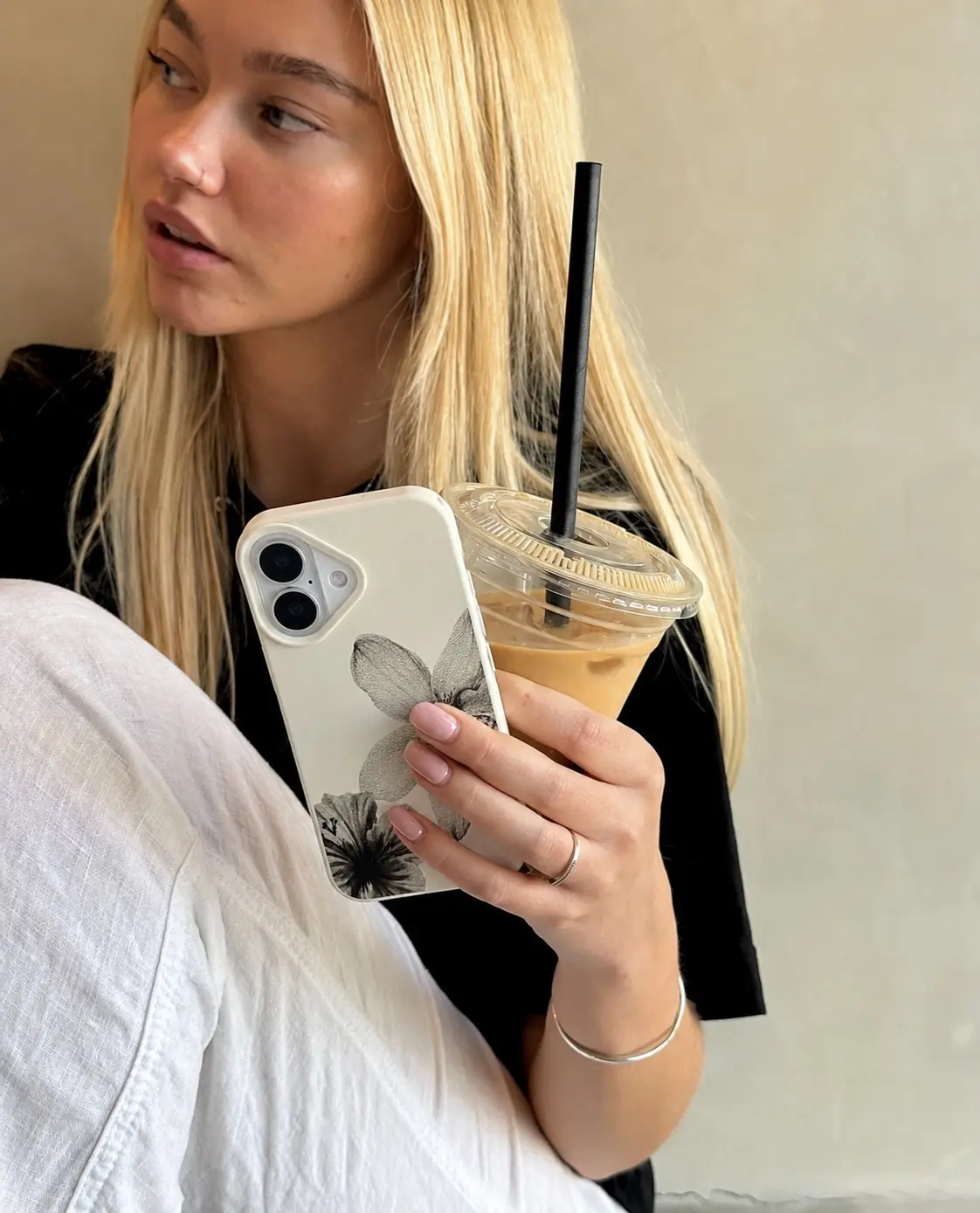IPHONE CASE 16 BEIGE FLORES LIRIO GRIS