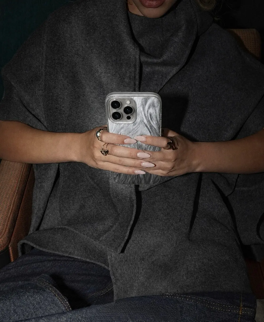 IPHONE CASE 15 PRO MAX LLANO PLATEADO