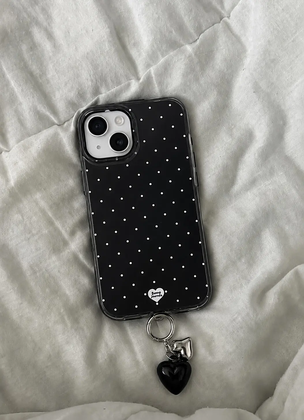 IPHONE CASE 15 NEGRO DISEÑO PUNTOS CON CHARMS