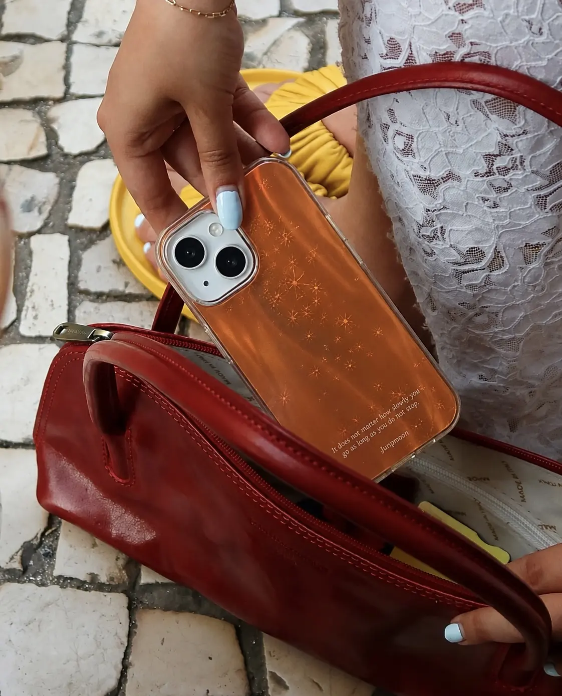 IPHONE CASE 15 NARANJA CON DESTELLOS