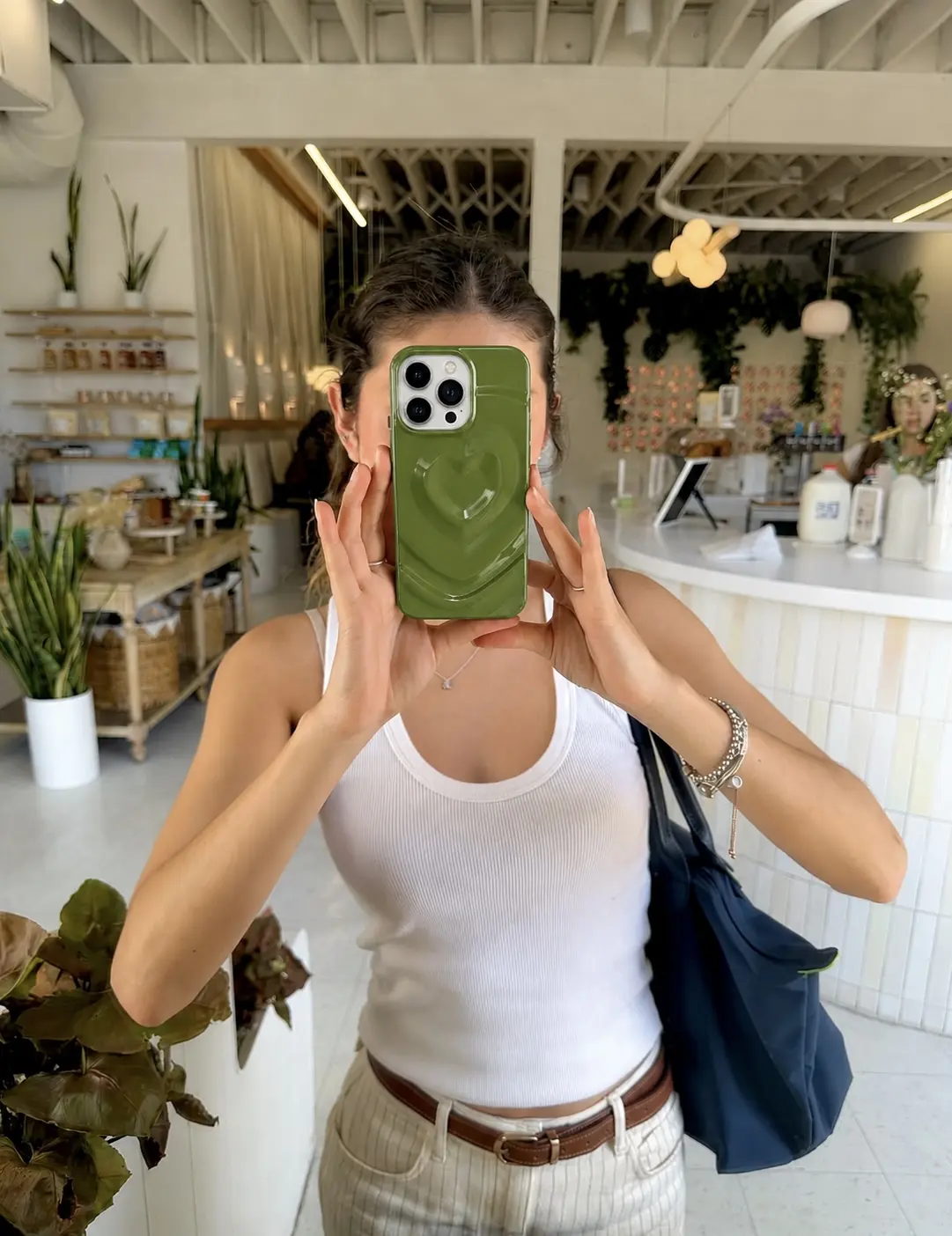 IPHONE CASE 13 PRO MAX VERDE OLIVA CON RELIEVE DE CORAZON