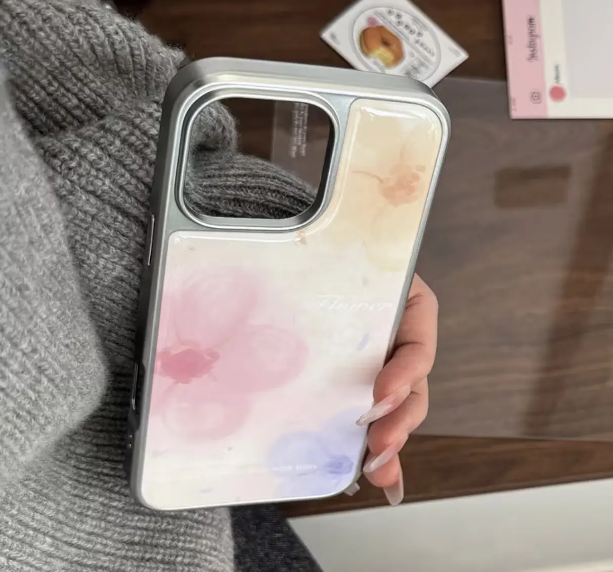 IPHONE CASE 13 PRO MAX DE RESINA DISEÑO DE FLORES COLORES PASTEL