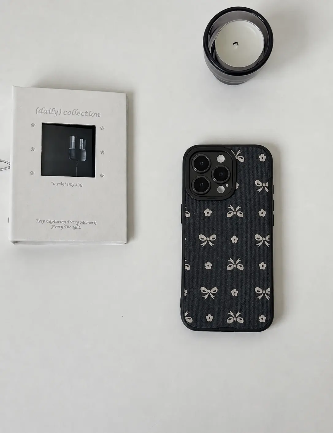 IPHONE CASE 13 PRO MAX AZUL DISEÑO LAZOS CON FLORES BLANCAS