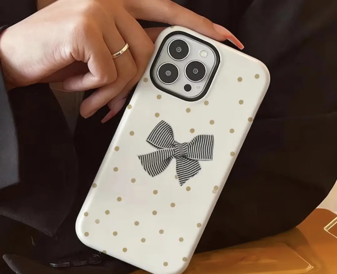 IPHONE CASE 13 PRO DOBLE BEIGE DISEÑO PUNTITOS Y LAZOS DE RAYAS