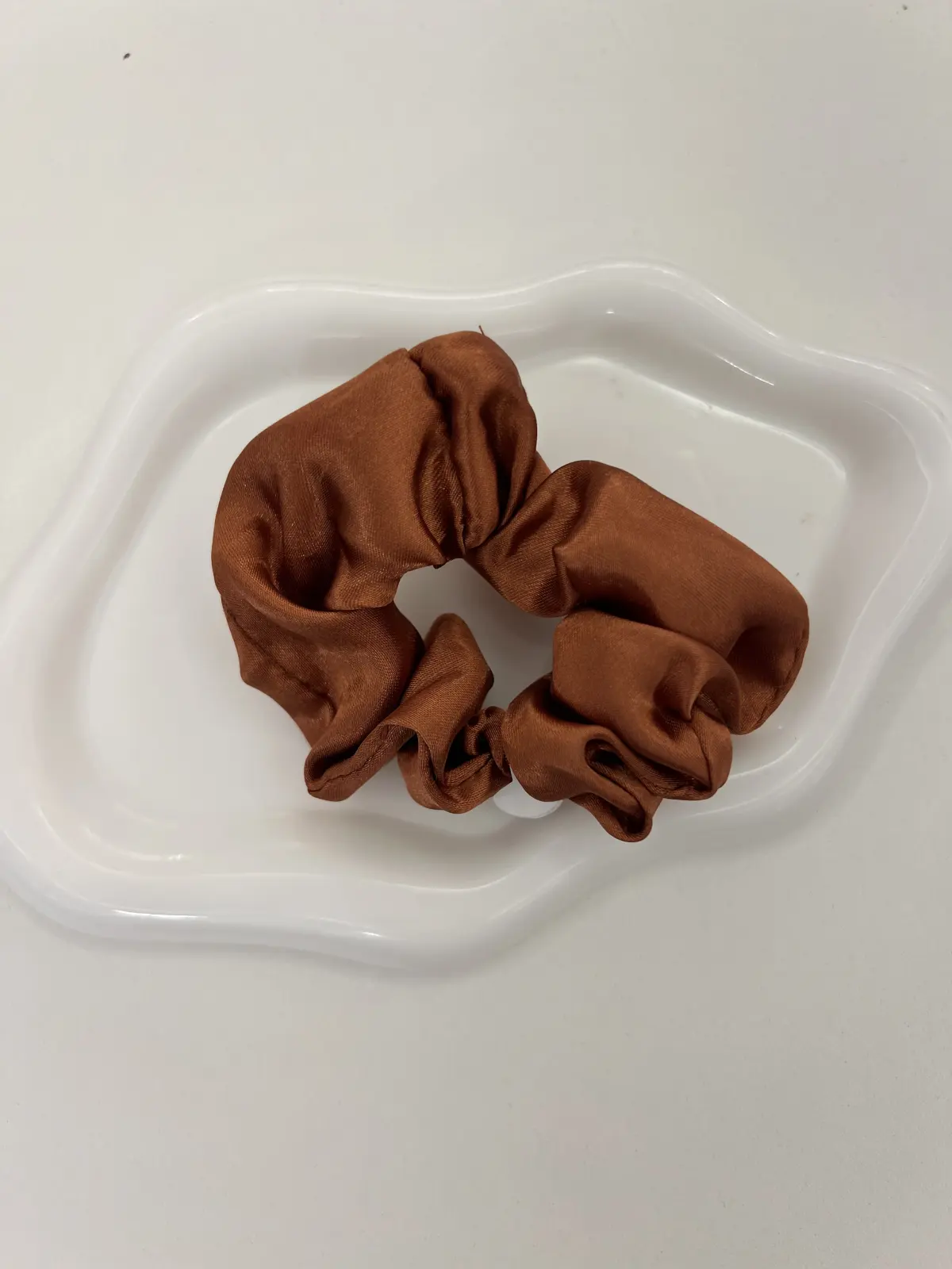 Moño de satin café