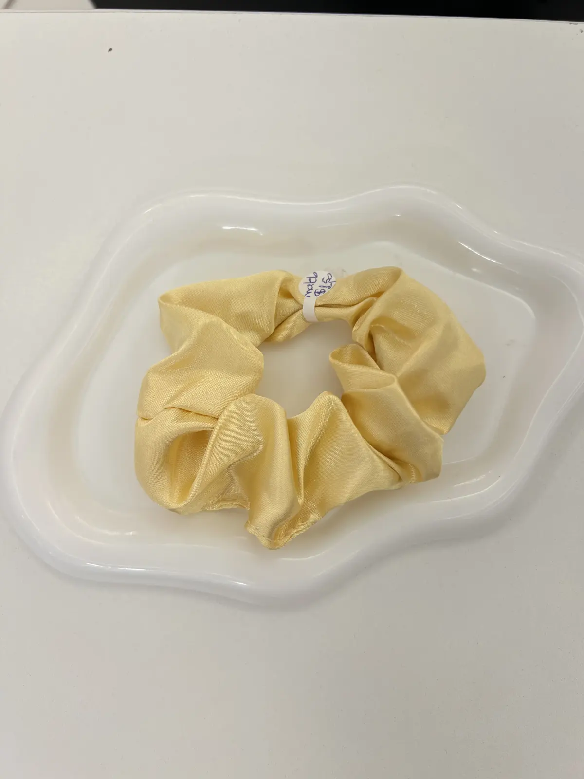 Moño de satin amarillo