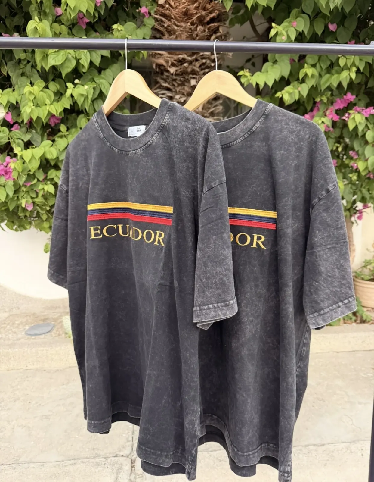 OVERSIZE ACID WASH NEGRO - BORDADO ECUADOR - L