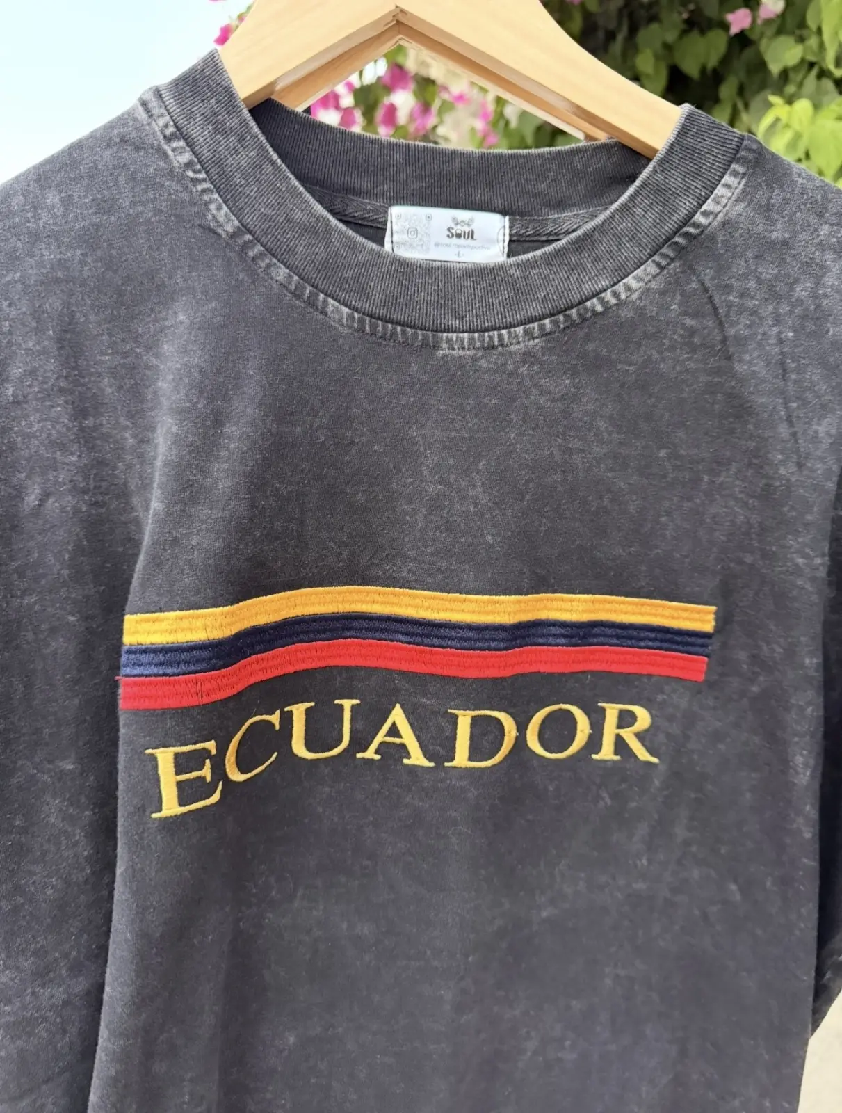 OVERSIZE ACID WASH NEGRO - BORDADO ECUADOR - L