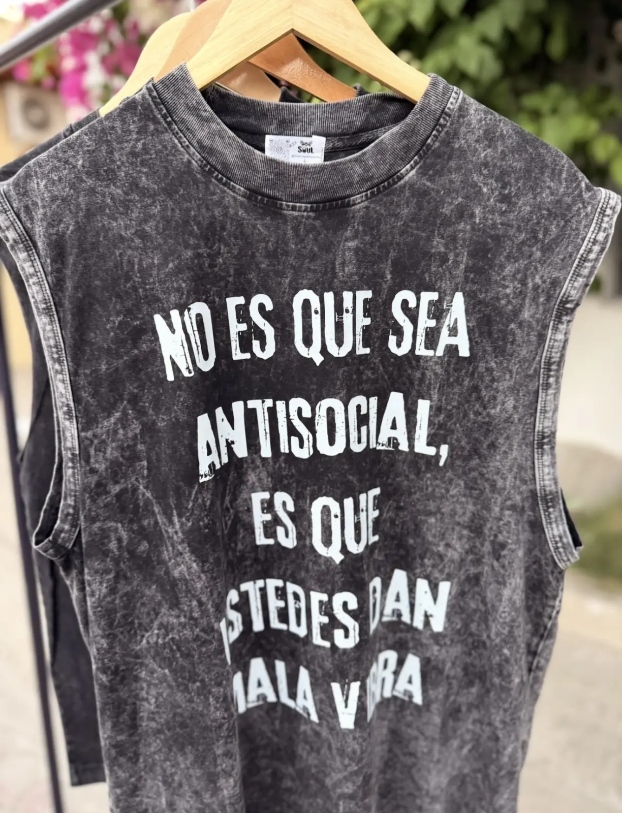 MUSCLE TANK ACID WASH NEGRO - ESTAMPADO "NO ES QUE SEA ANTISOCIAL..." - L