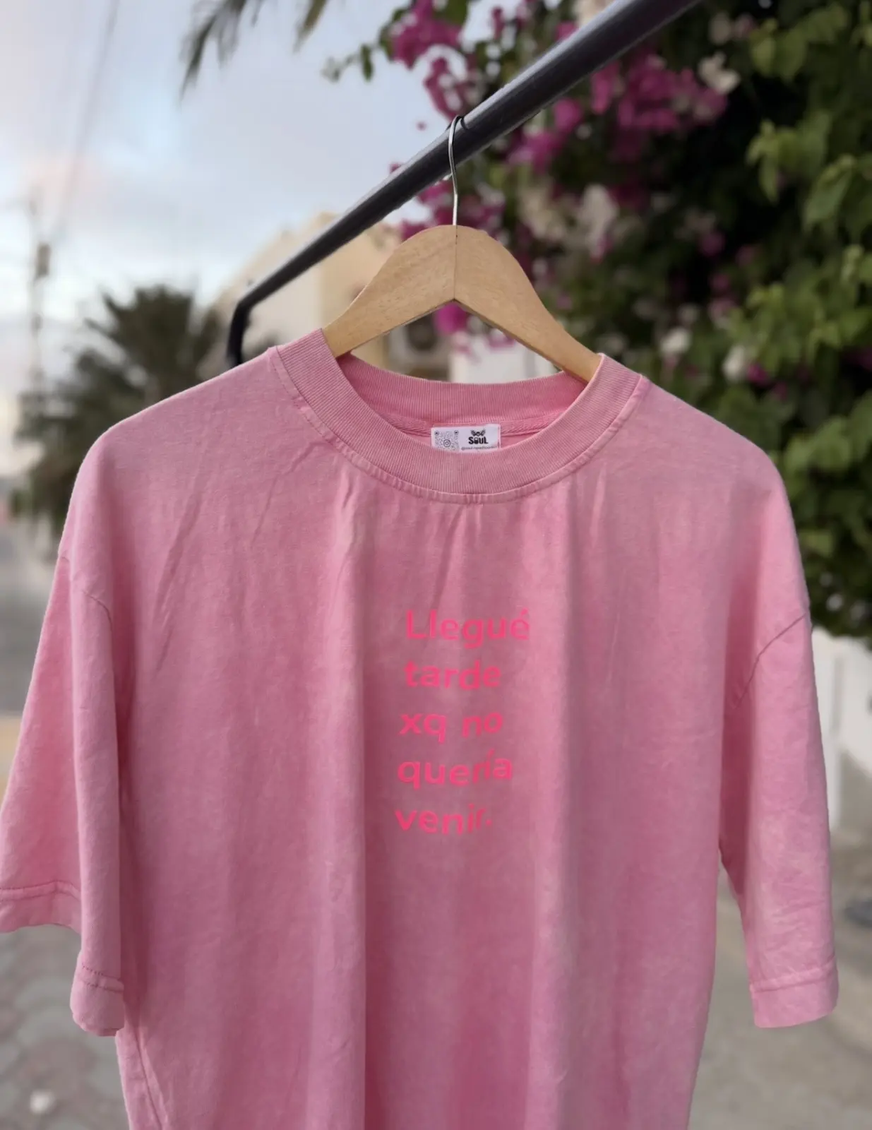 OVERSIZE ACID WASH ROSA - ESTAMPADO "LLEGUE TARDE PERO LLEGUE" - S