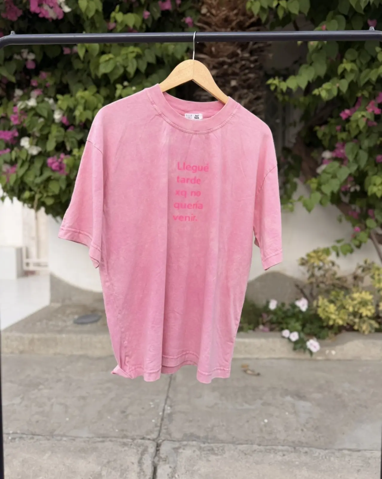 OVERSIZE ACID WASH ROSA - ESTAMPADO "LLEGUE TARDE PERO LLEGUE" - S