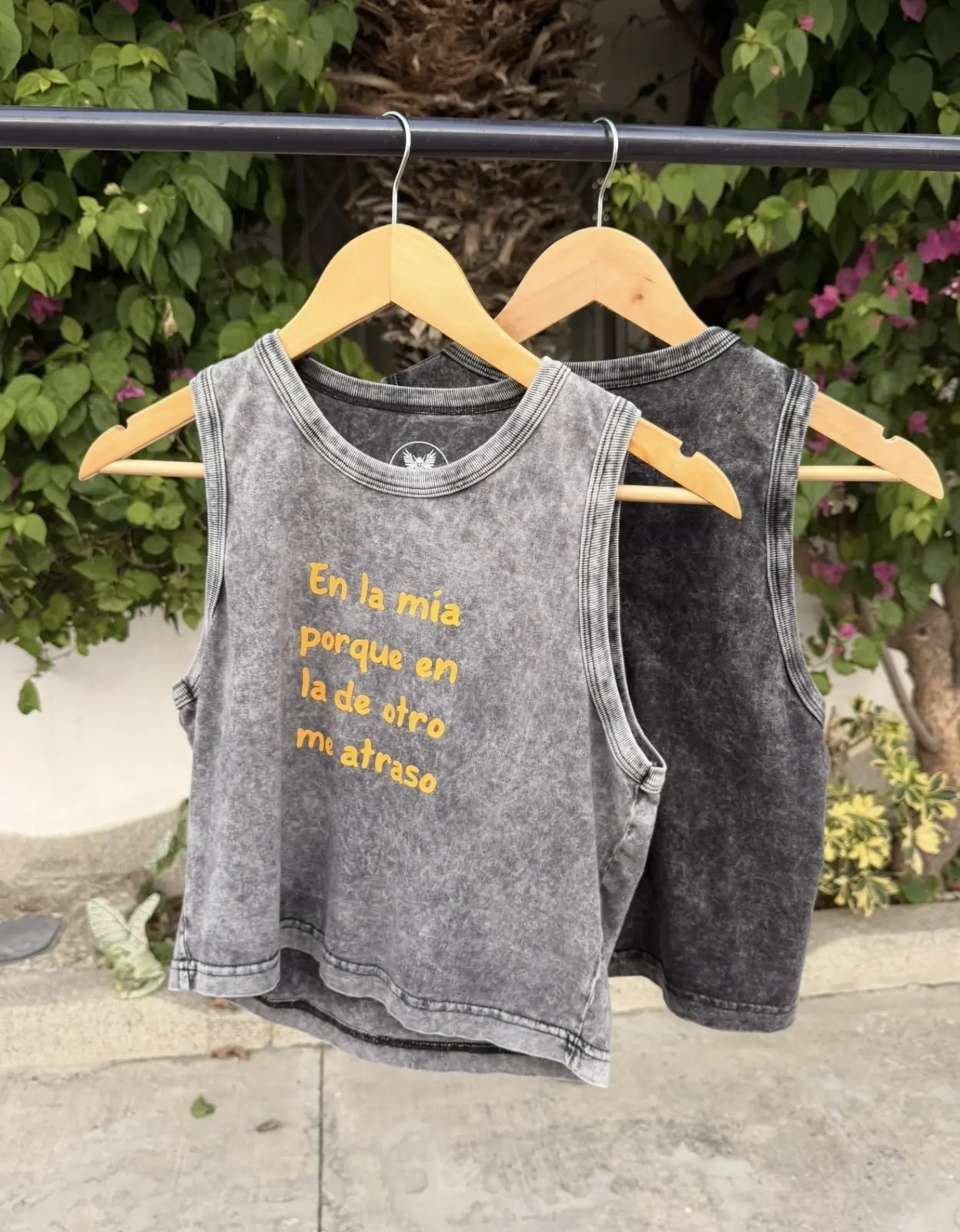 CROP MUSCLE TANK ACID WASG GRIS - ESTAMPADO "EN LA MIA PORQUE EN LA TUYA ME ATRASO" - S