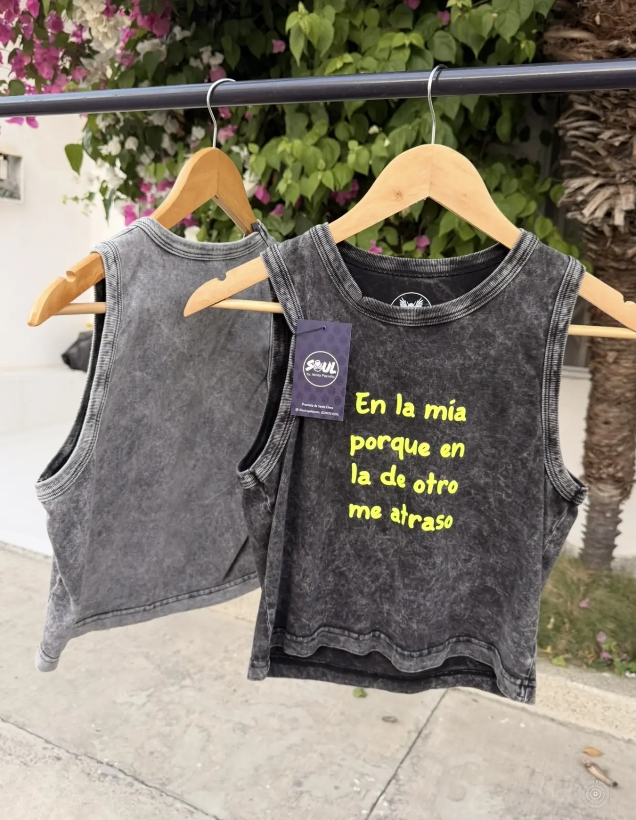 CROP MUSCLE TANK ACID WASG NEGRO - ESTAMPADO "EN LA MIA PORQUE EN LA TUYA ME ATRASO" - S