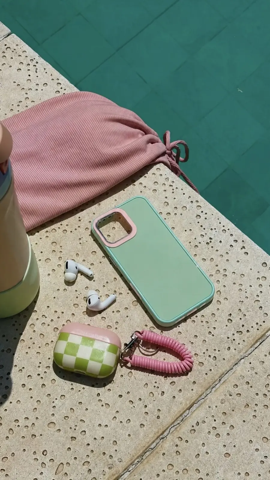 IPHONE CASE 12 PRO VERDE CON ROSA PASTEL