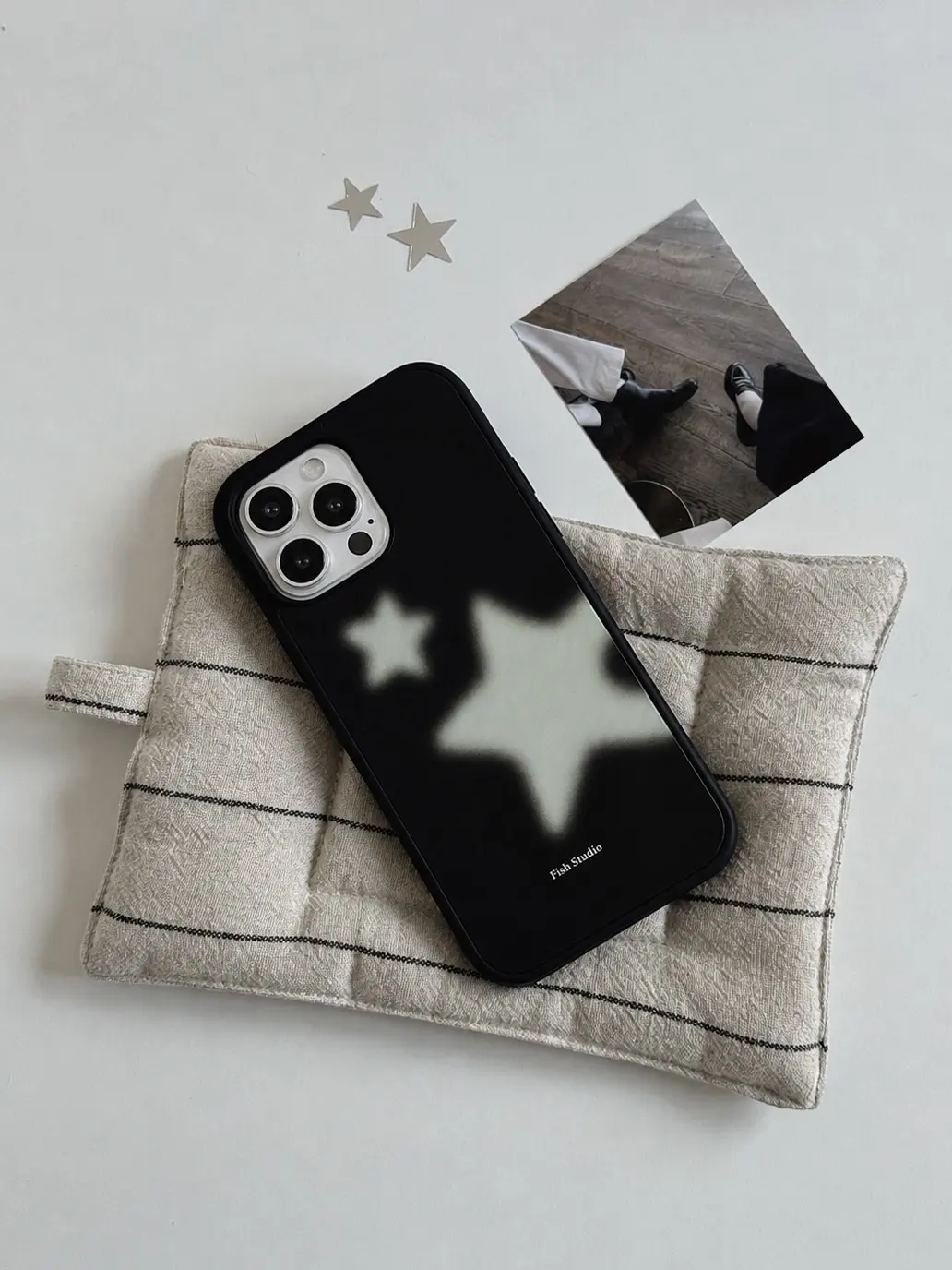 IPHONE CASE 12 PRO NEGRO DISEÑO DOS ESTRELLAS VERDE